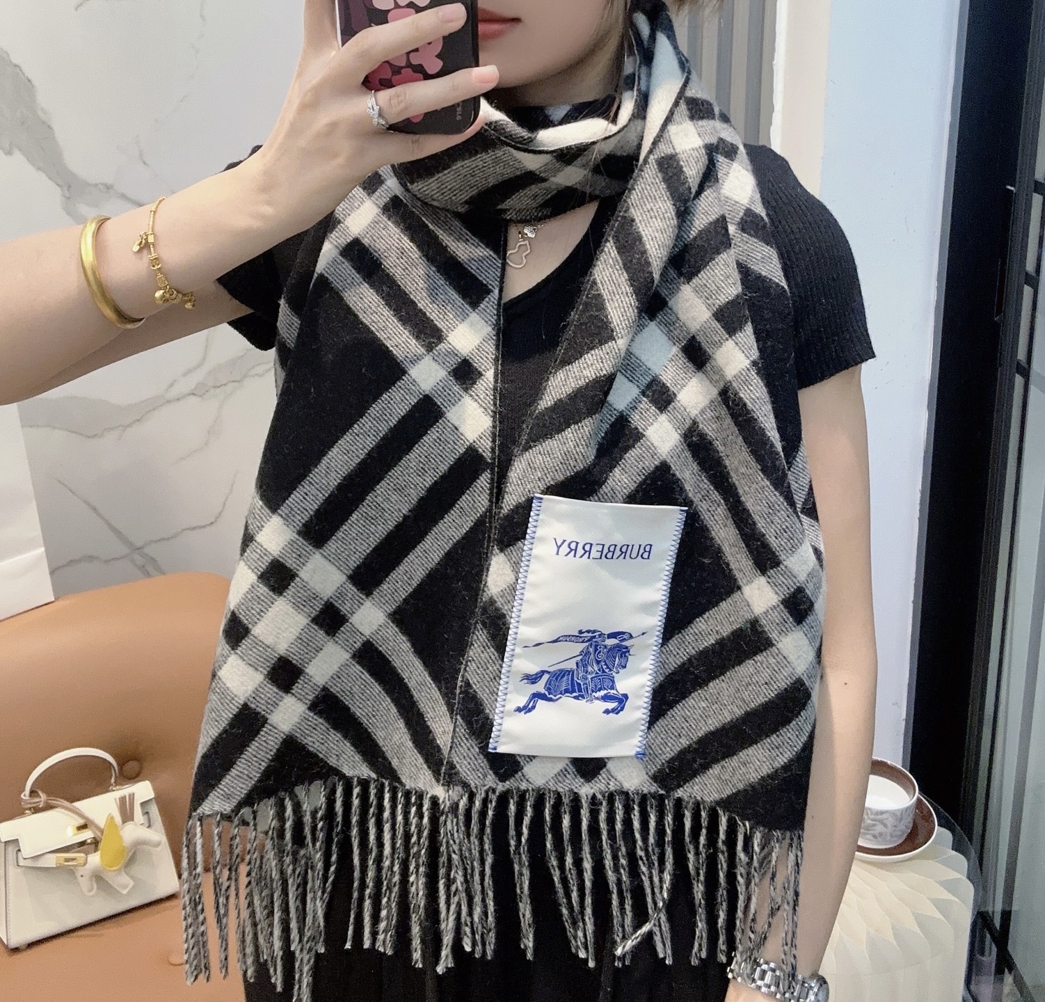 P165 2025(burerry)怒推走量新款🎊巴宝莉官网最新款💥 100%顶级双面山羊绒材质🔥非常保暖👑 柔软亲肤,不扎脖😍经典巴宝莉格纹设计😘男女通用情侣款💑💐尺寸32*192cm🎉中性款男女各自选择自己中意的颜色❤️人人都应该拥有一条
