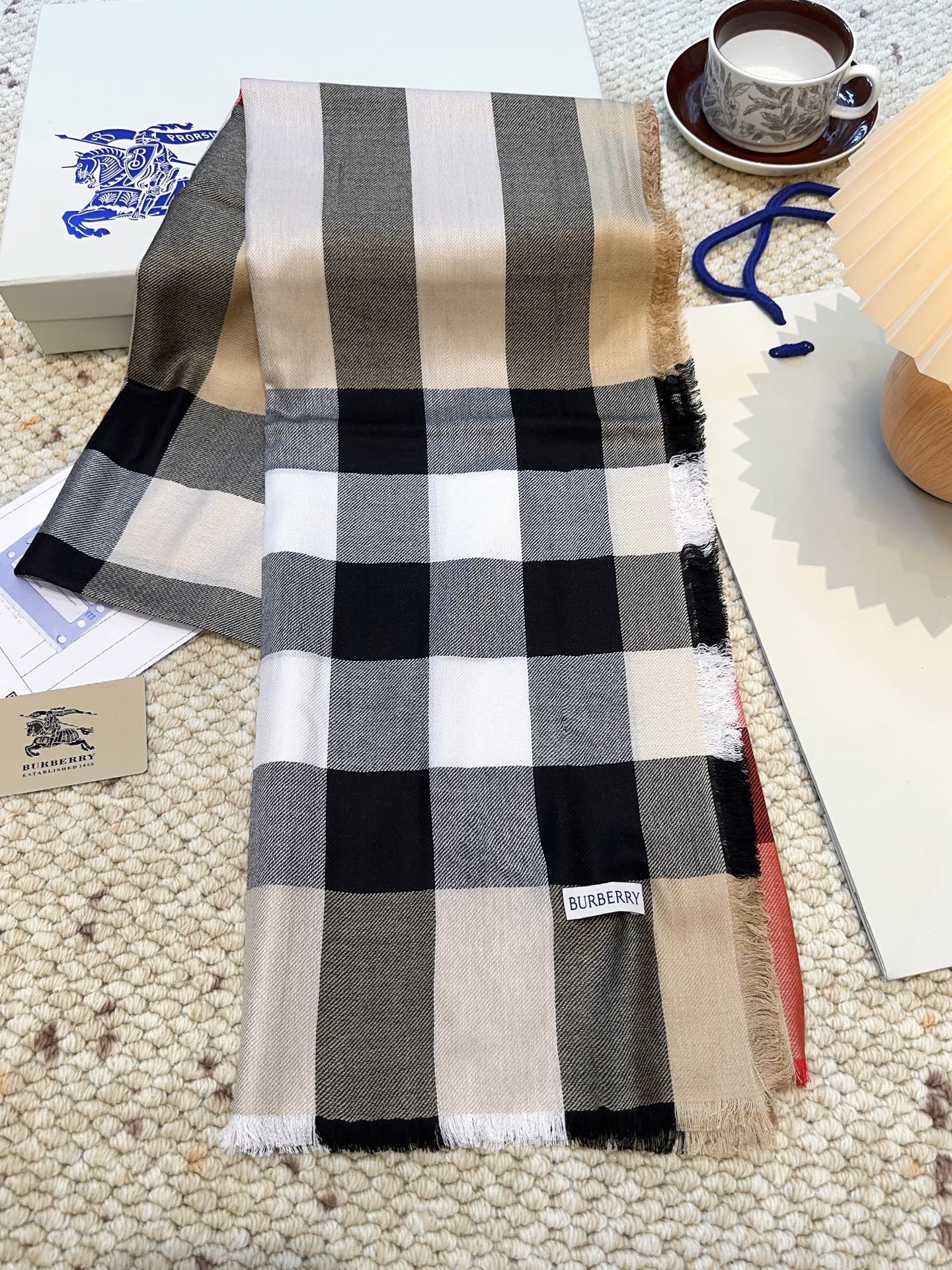 P210 上新!2025年巴宝莉正装系列货 专供旗舰店的vip 💍💍💍顶级苏格兰进口山羊绒 🎆无比的高贵优雅 知性的款式 🎀简洁大气的设计 💯绝对的不是花里胡哨的款式 戒指绒产品可以说是围巾里面最高档次的货品 💋💋好产品要懂得保养 它绝对的是小众产品 不是谁都懂的它的好 ♥️绝对的品味生活的首选搭配饰品 识货者必入。材质,山羊绒