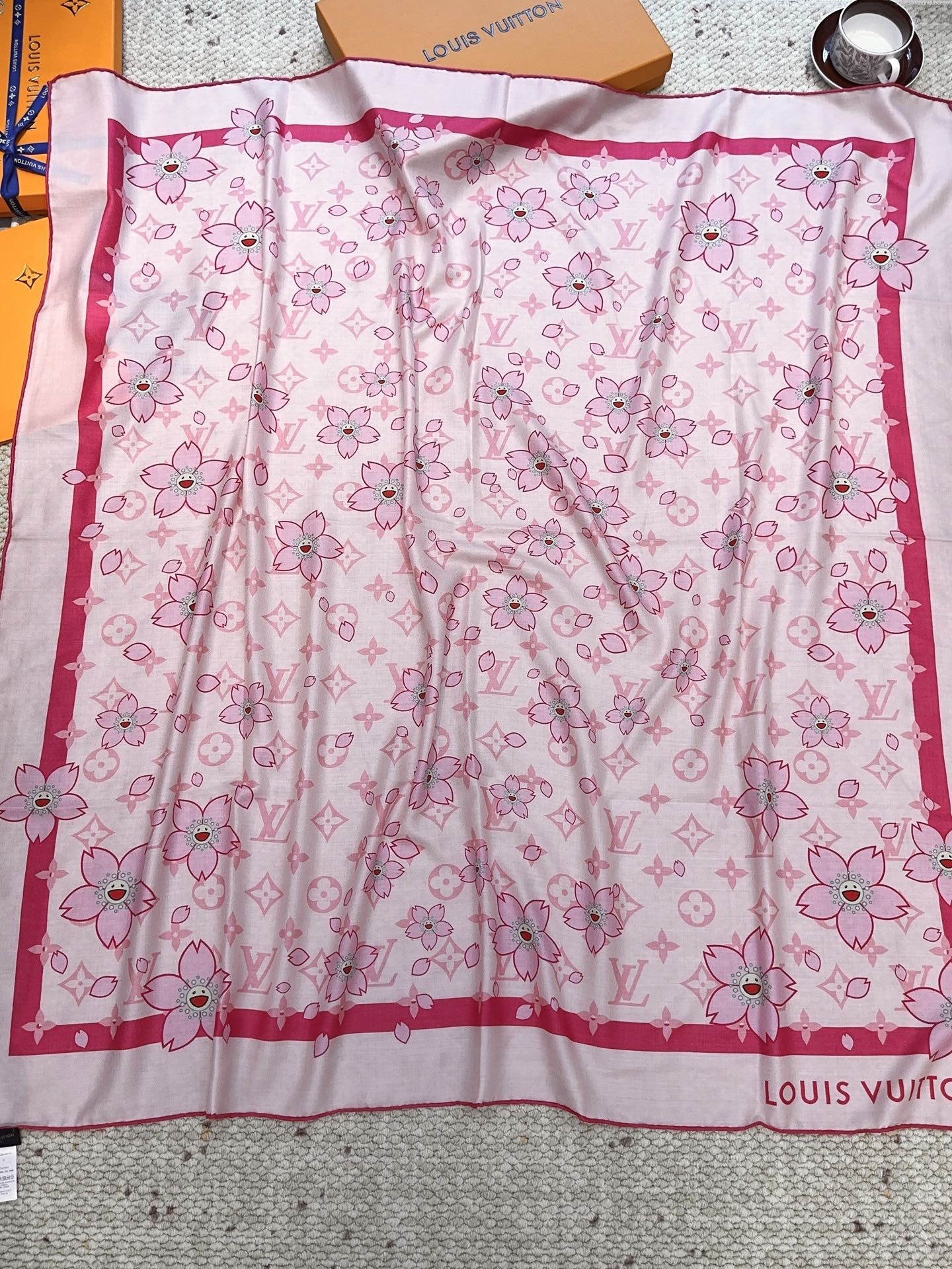 LV（路易威登）最最新的专柜主打款 樱花 度假及日常都非常好搭配的款 订单私流 】一看到就想去度假‼️平