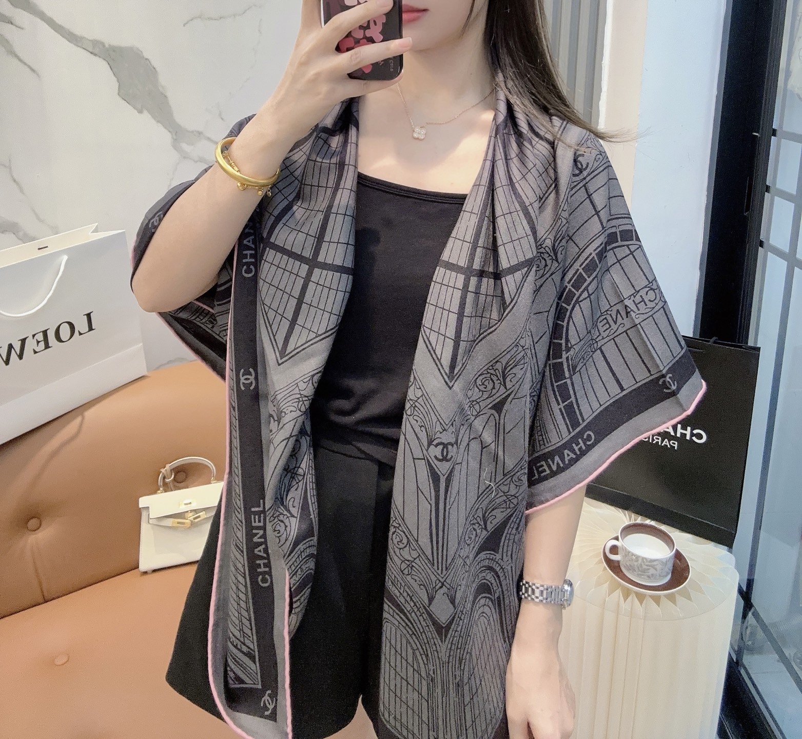 香奈儿上新❤️Chanel 穿搭配这样的款，真的超级有气场。上身效果大方得体有档次。丝绒提花工艺！真心美