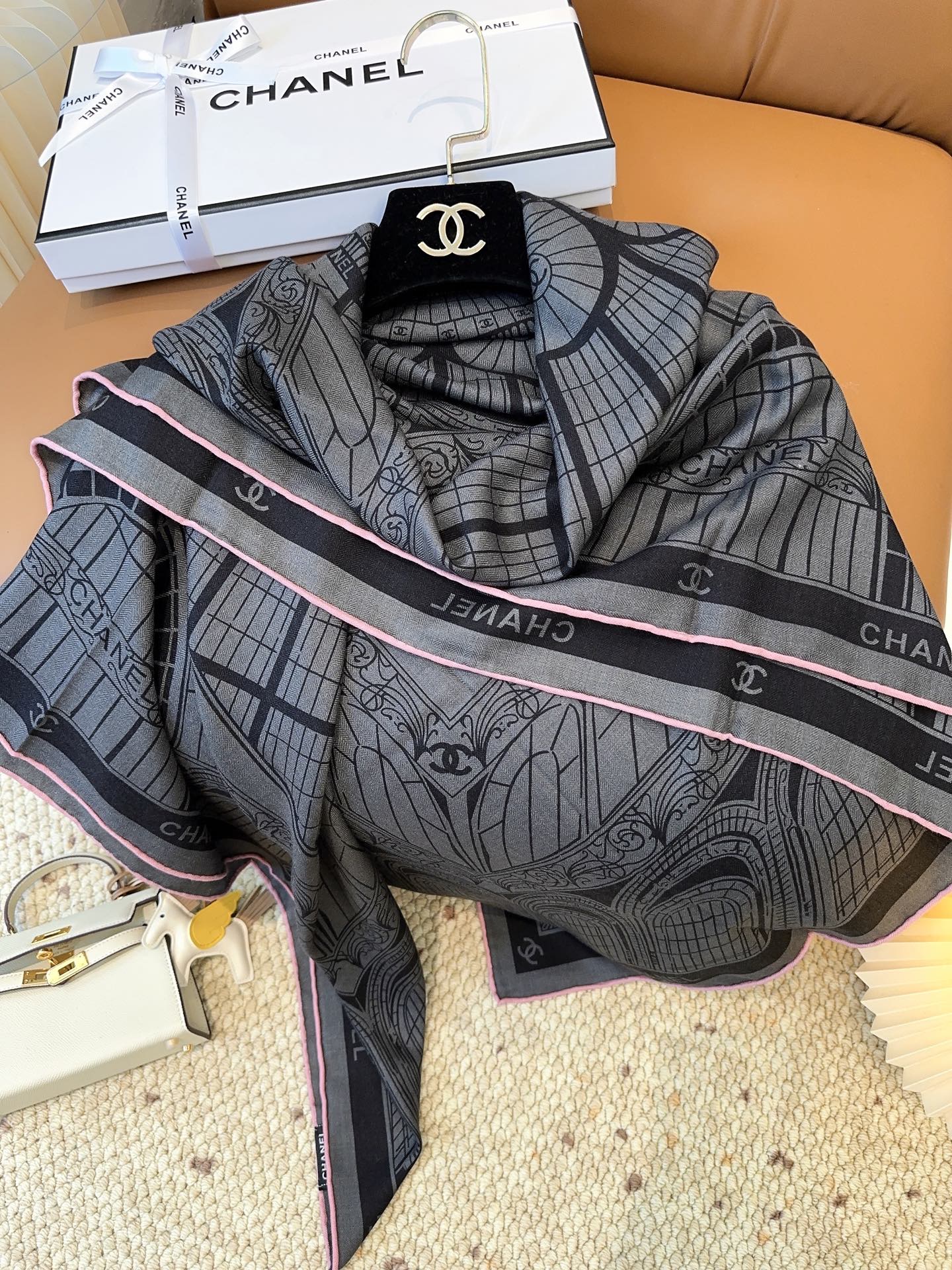 香奈儿上新❤️Chanel 穿搭配这样的款，真的超级有气场。上身效果大方得体有档次。丝绒提花工艺！真心美
