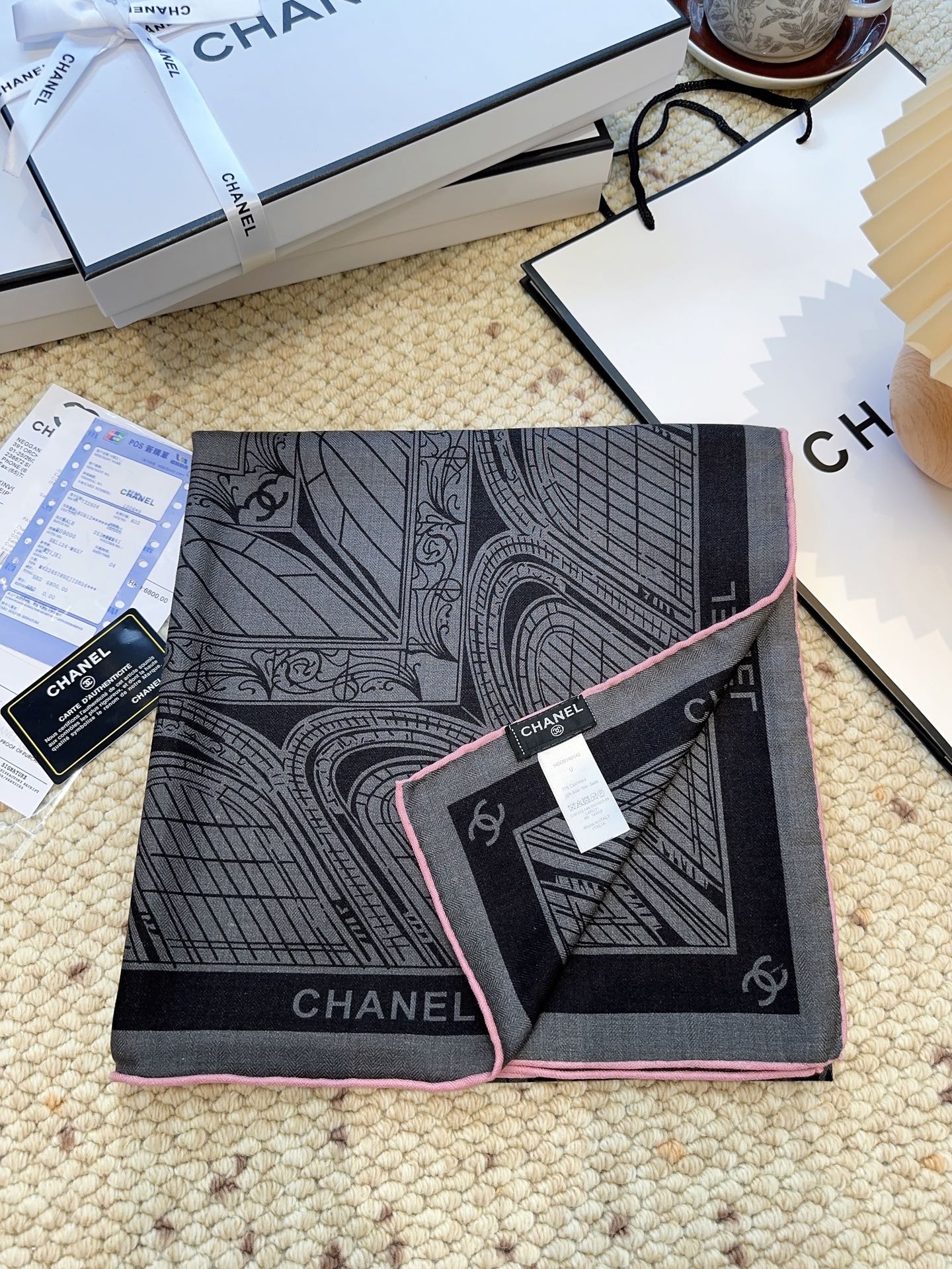 香奈儿上新❤️Chanel 穿搭配这样的款，真的超级有气场。上身效果大方得体有档次。丝绒提花工艺！真心美