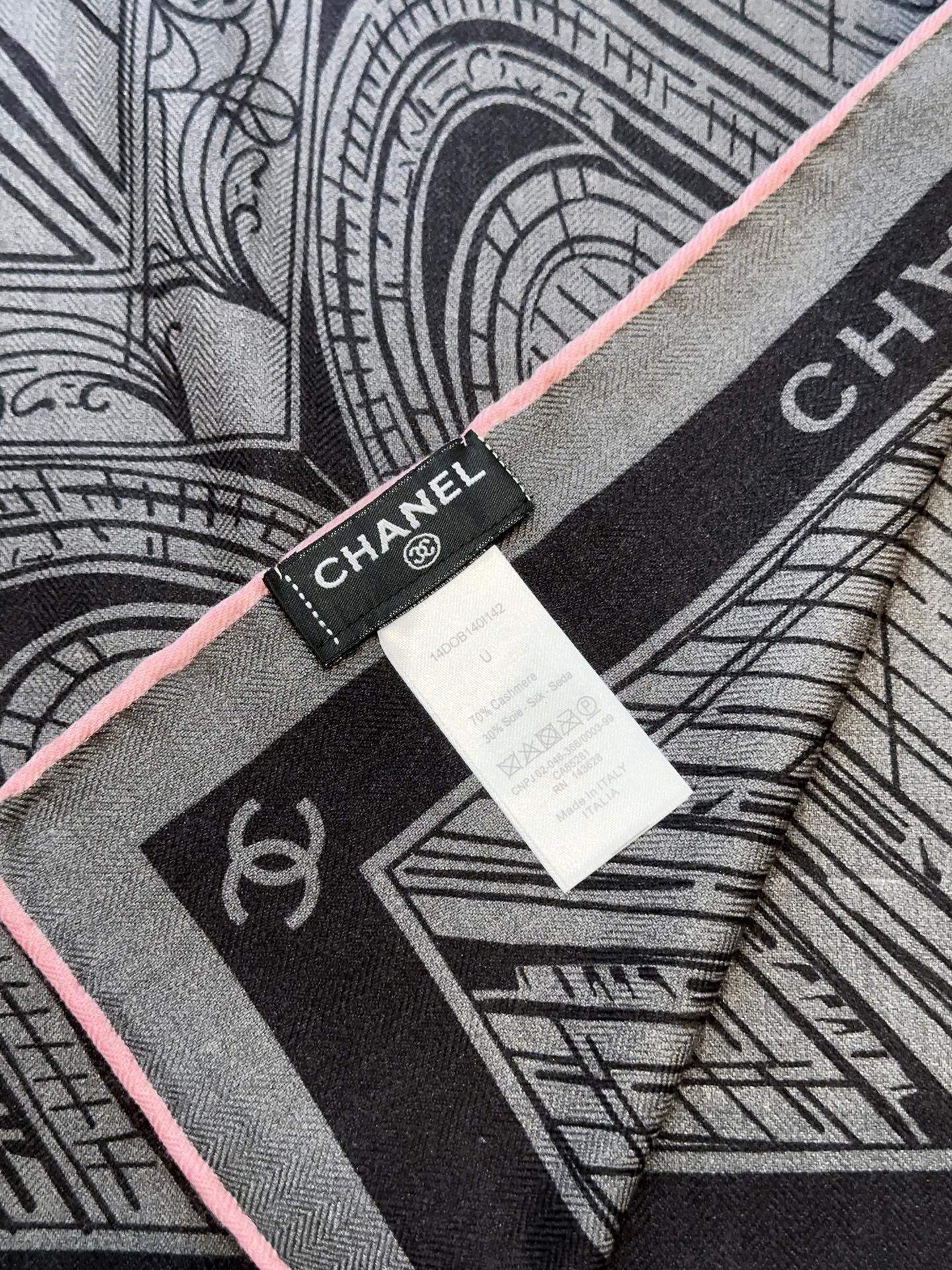 香奈儿上新❤️Chanel 穿搭配这样的款，真的超级有气场。上身效果大方得体有档次。丝绒提花工艺！真心美