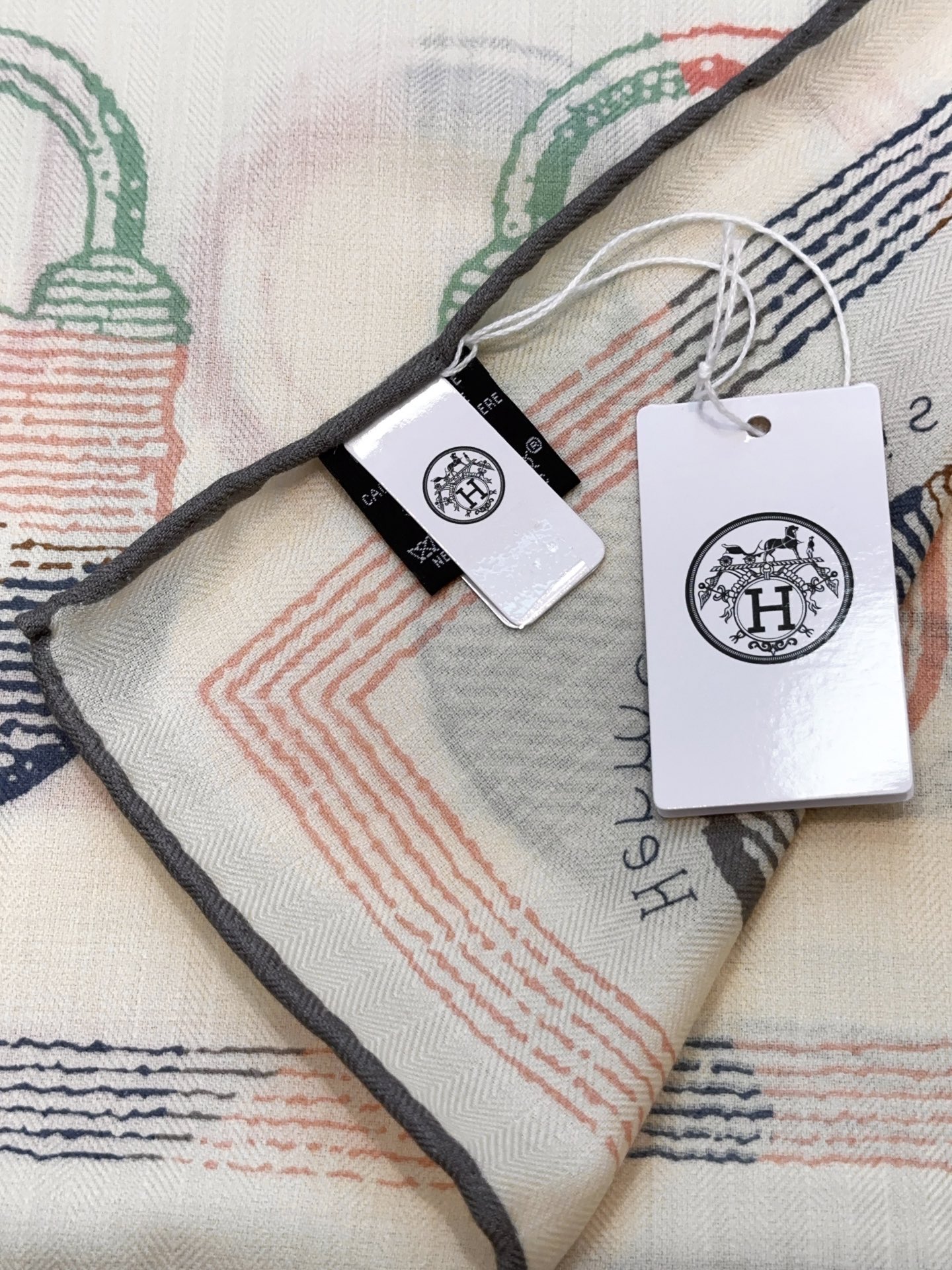 爱马仕(Hermes)【💗】 | “马具故事的诗意回顾”140披肩 【三色 上新❤️】 永远秉承高品质天