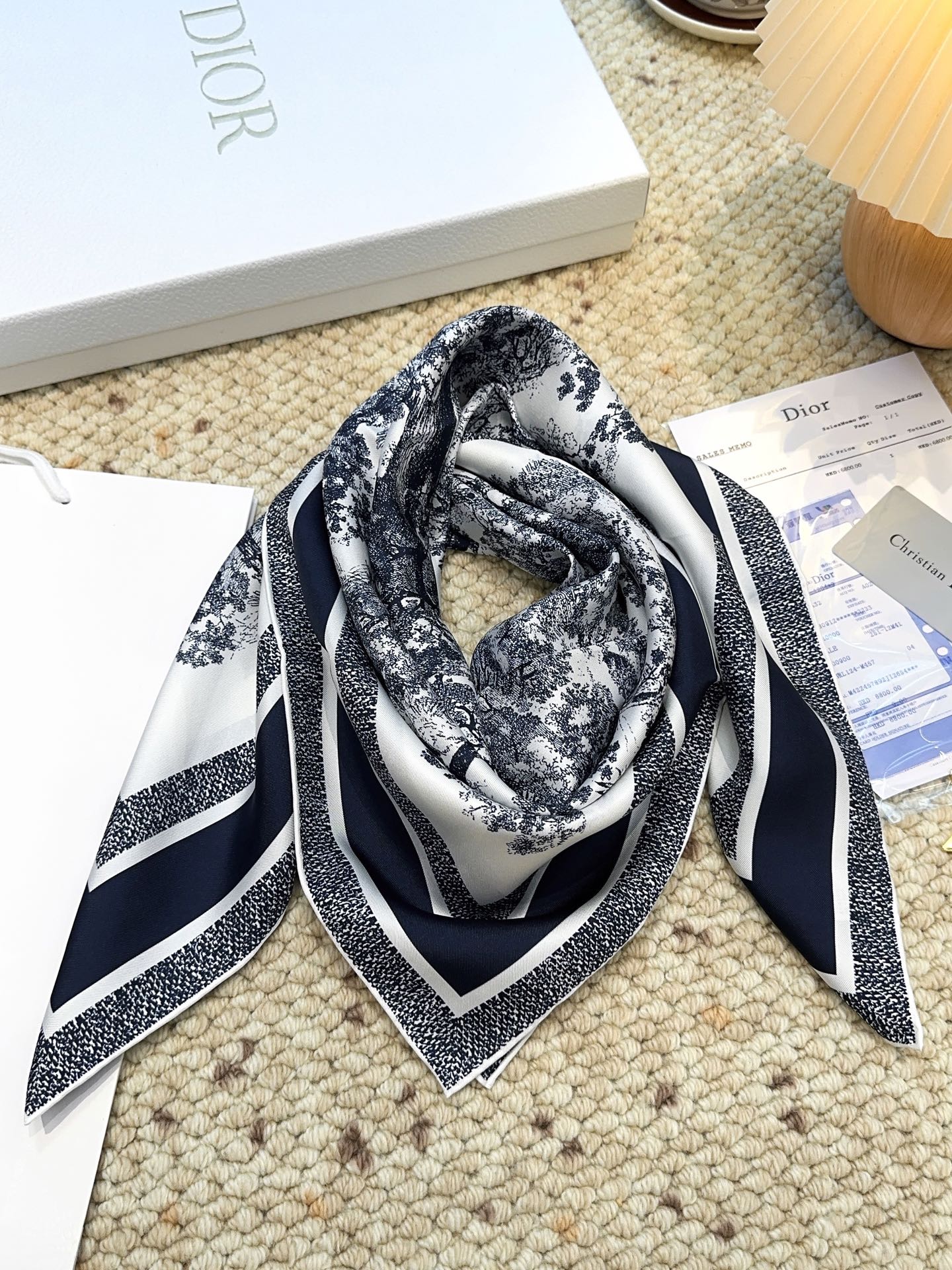 Dior迪奥新款90cm真丝方巾，原单顶级斜纹真丝材质，打造如婴儿肌肤般的手感， 业内最精确的印花工艺 