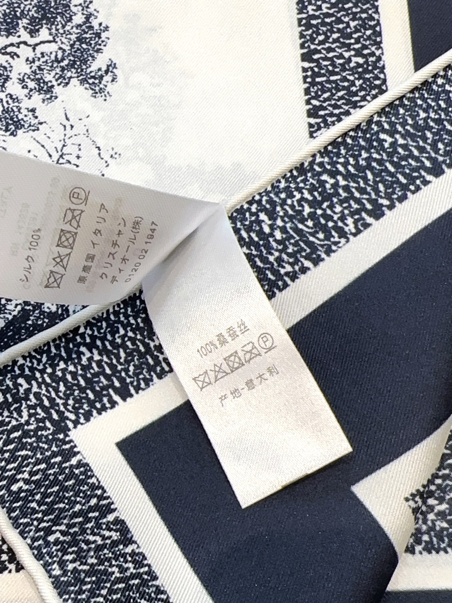 Dior迪奥新款90cm真丝方巾，原单顶级斜纹真丝材质，打造如婴儿肌肤般的手感， 业内最精确的印花工艺 