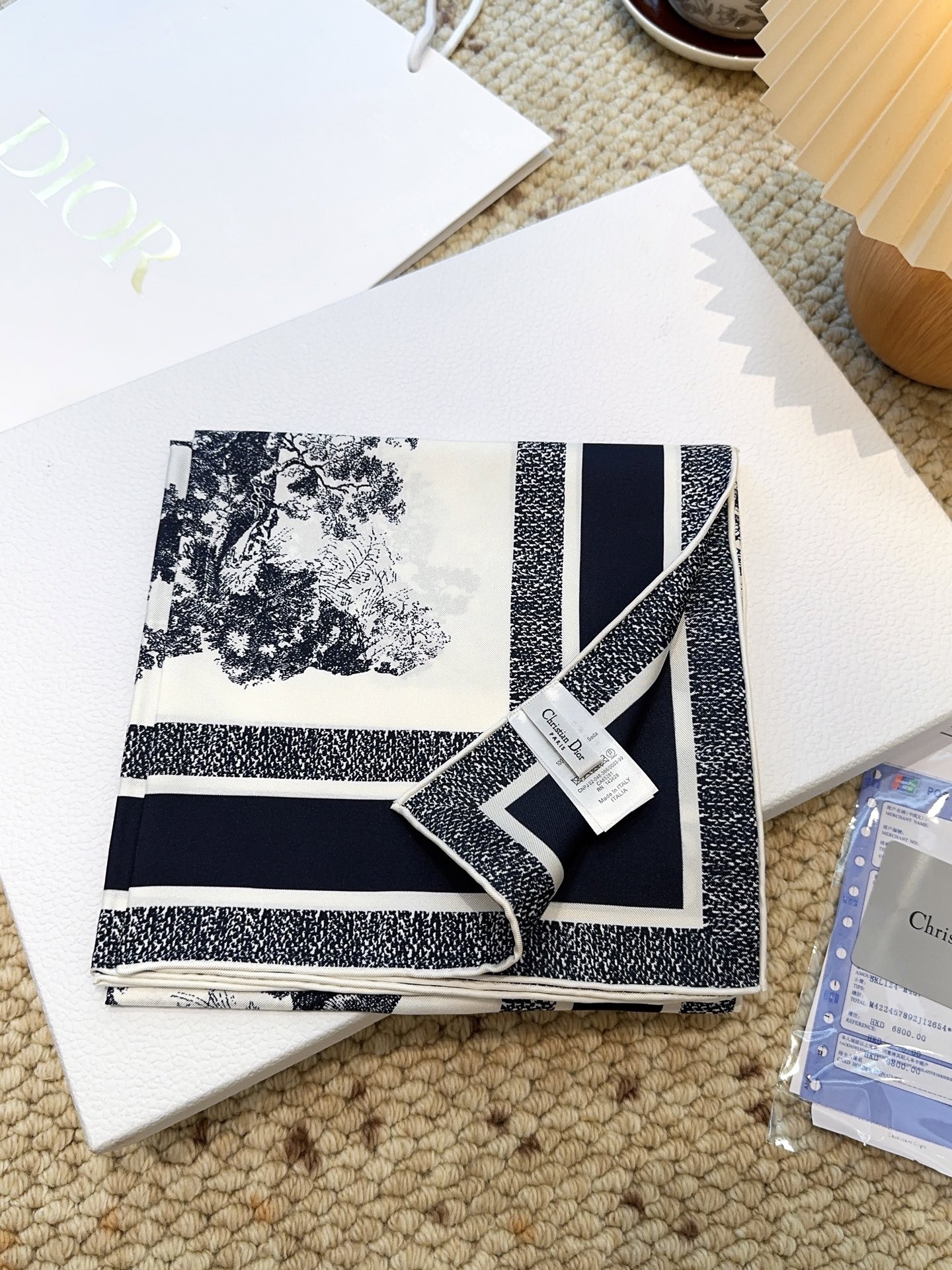 Dior迪奥新款90cm真丝方巾，原单顶级斜纹真丝材质，打造如婴儿肌肤般的手感， 业内最精确的印花工艺 