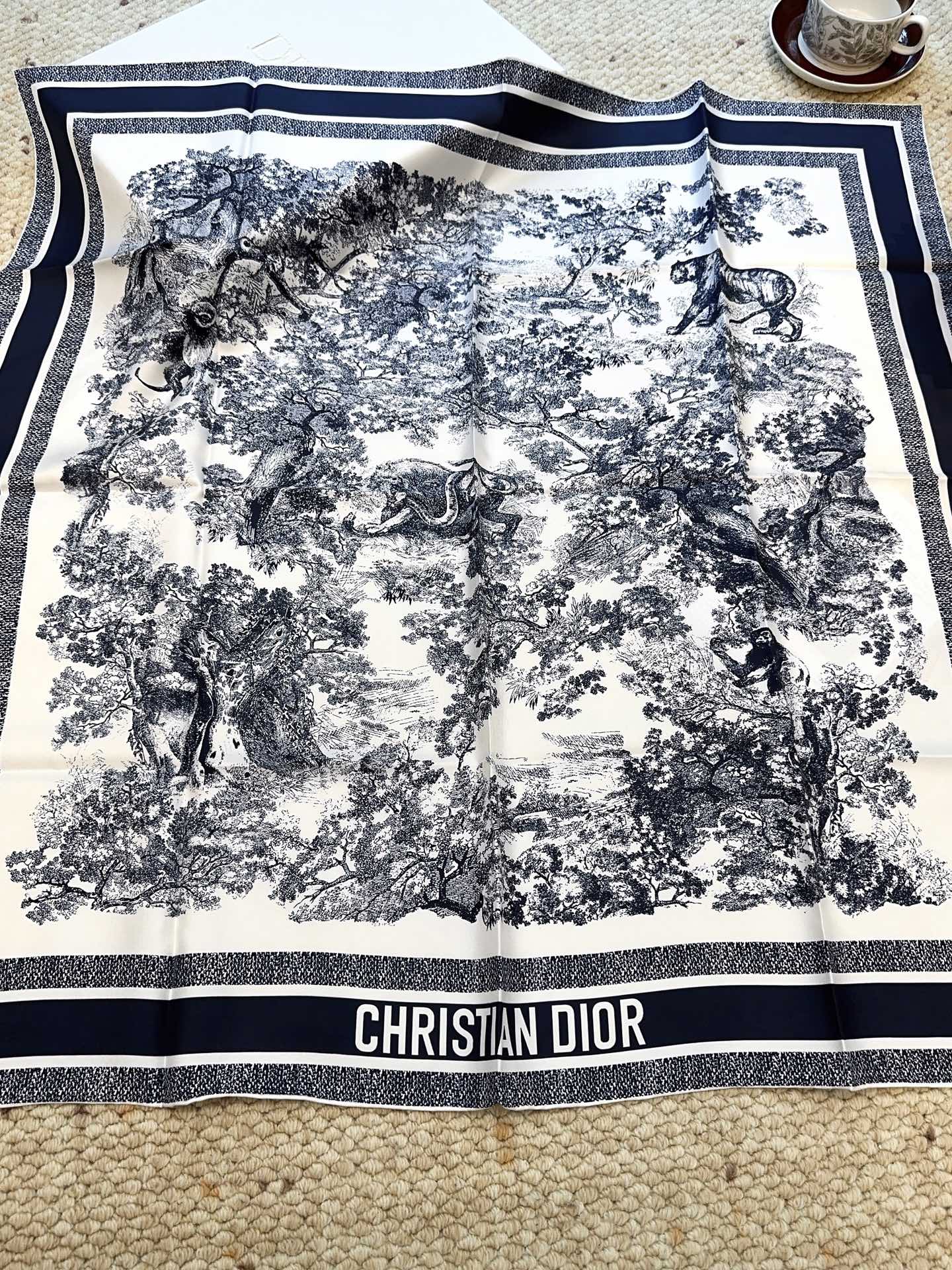 Dior迪奥新款90cm真丝方巾，原单顶级斜纹真丝材质，打造如婴儿肌肤般的手感， 业内最精确的印花工艺 