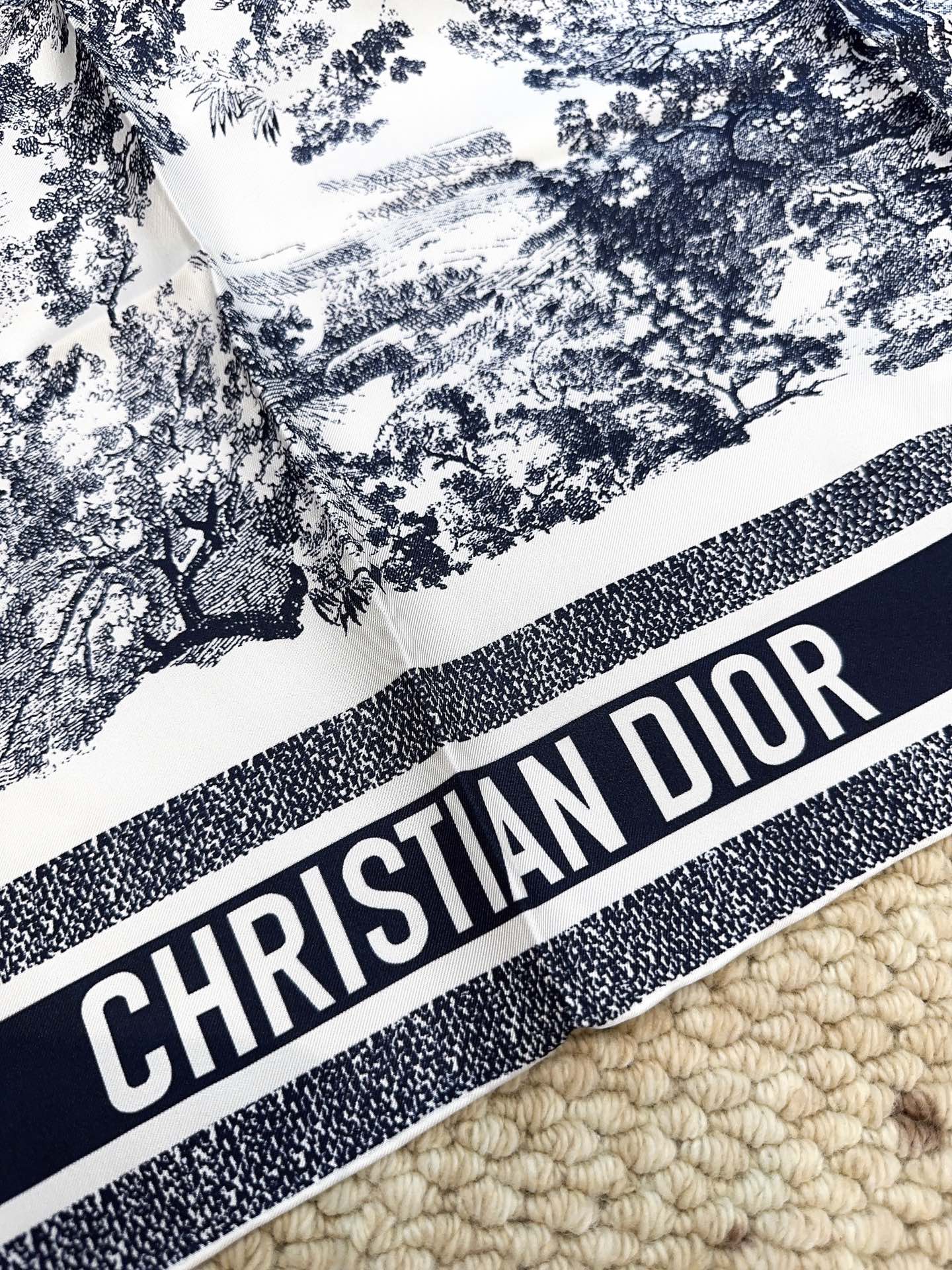 Dior迪奥新款90cm真丝方巾，原单顶级斜纹真丝材质，打造如婴儿肌肤般的手感， 业内最精确的印花工艺 