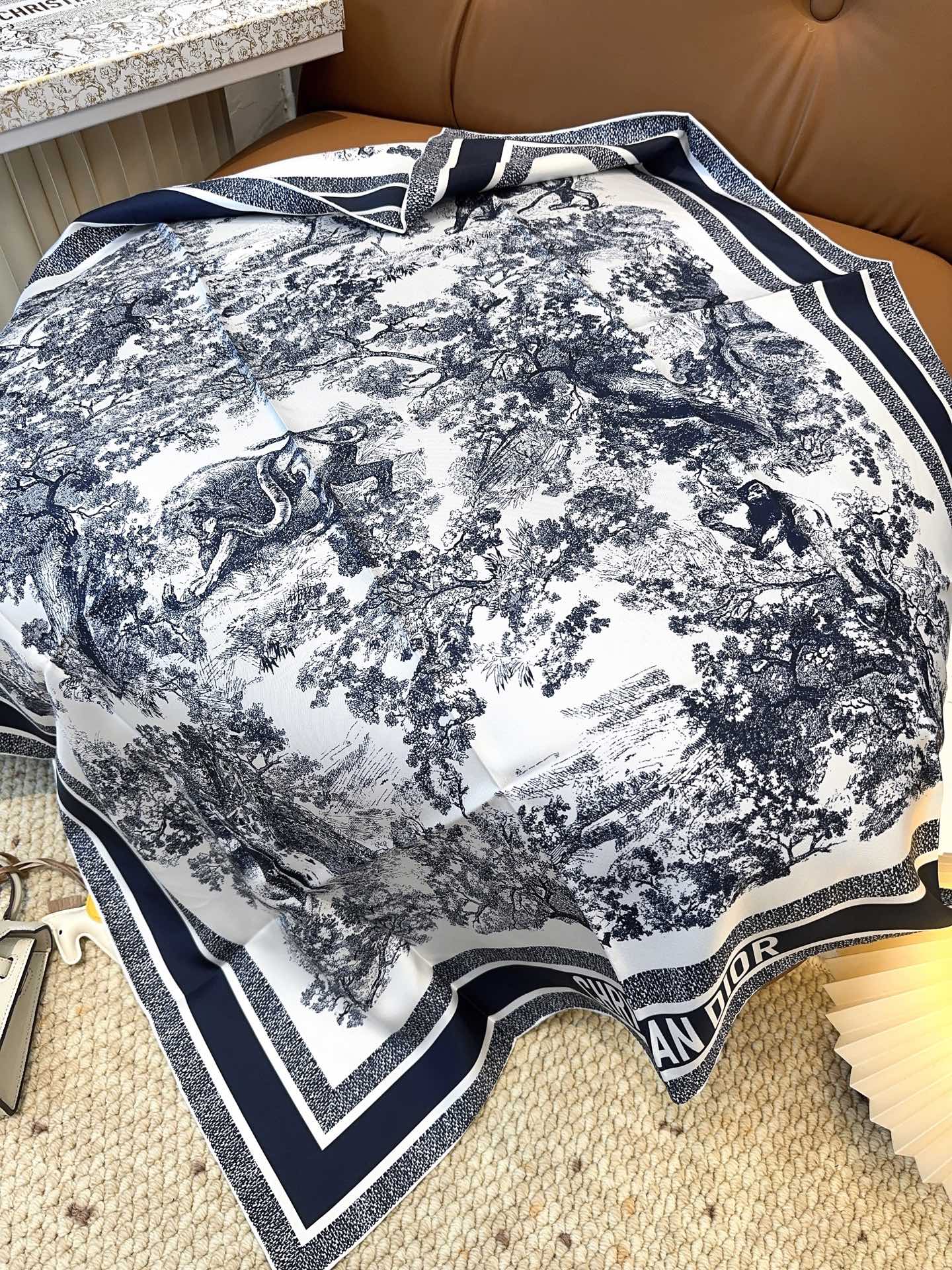 Dior迪奥新款90cm真丝方巾，原单顶级斜纹真丝材质，打造如婴儿肌肤般的手感， 业内最精确的印花工艺 