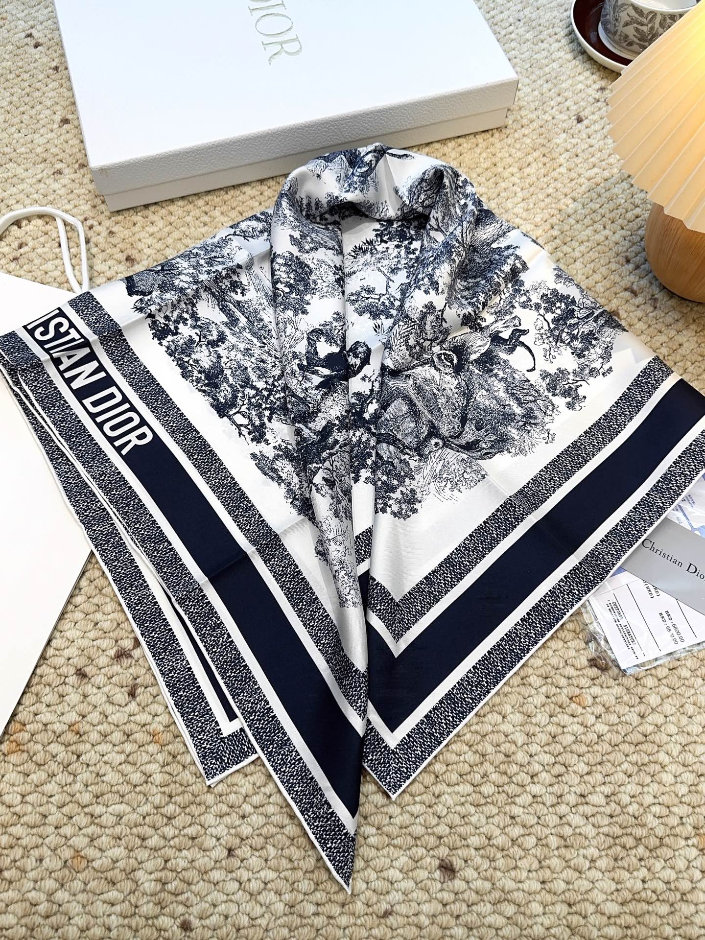 Dior迪奥新款90cm真丝方巾，原单顶级斜纹真丝材质，打造如婴儿肌肤般的手感， 业内最精确的印花工艺 