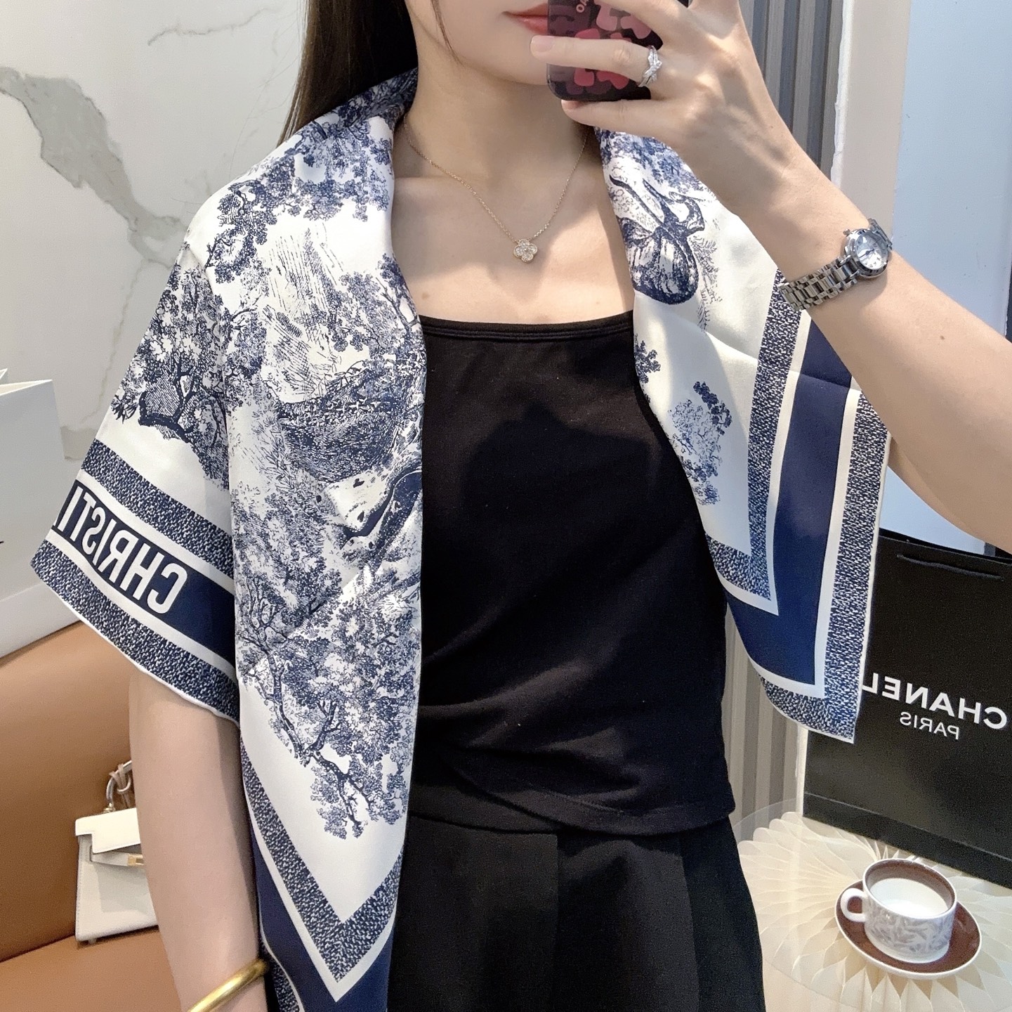 Dior迪奥新款90cm真丝方巾，原单顶级斜纹真丝材质，打造如婴儿肌肤般的手感， 业内最精确的印花工艺 