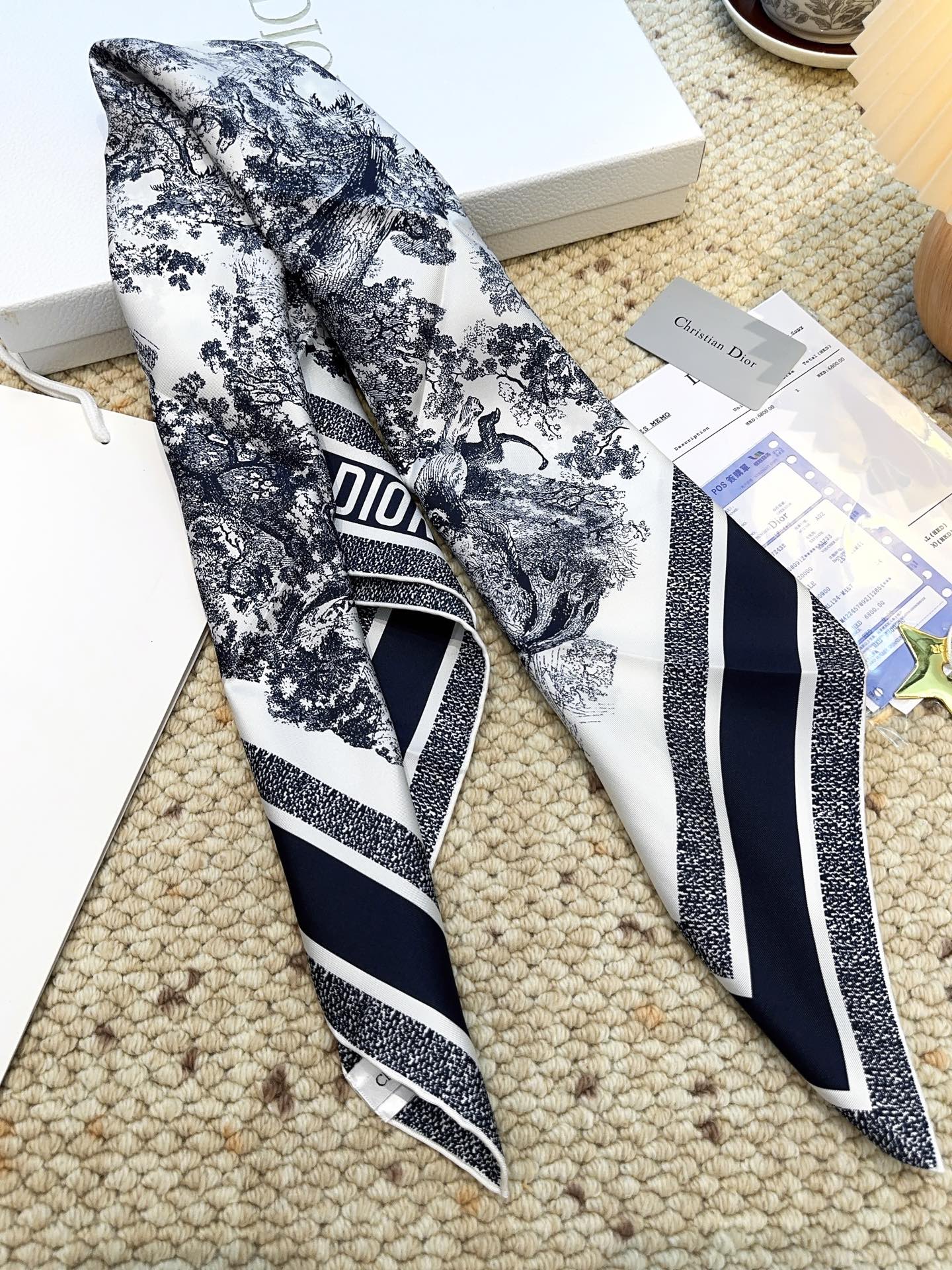 Dior迪奥新款90cm真丝方巾，原单顶级斜纹真丝材质，打造如婴儿肌肤般的手感， 业内最精确的印花工艺 