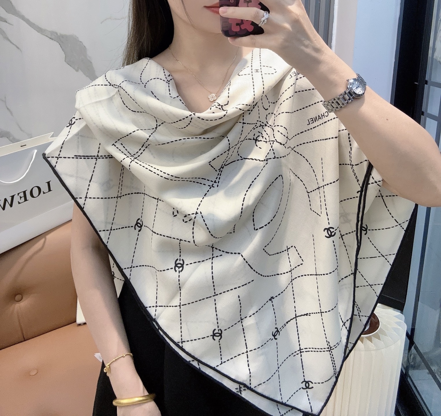 香奈儿（CHANEL） 上新❤️ 140*140 丝毛 台版印花 黑白二色 高级都市新贵！山茶花的再一次