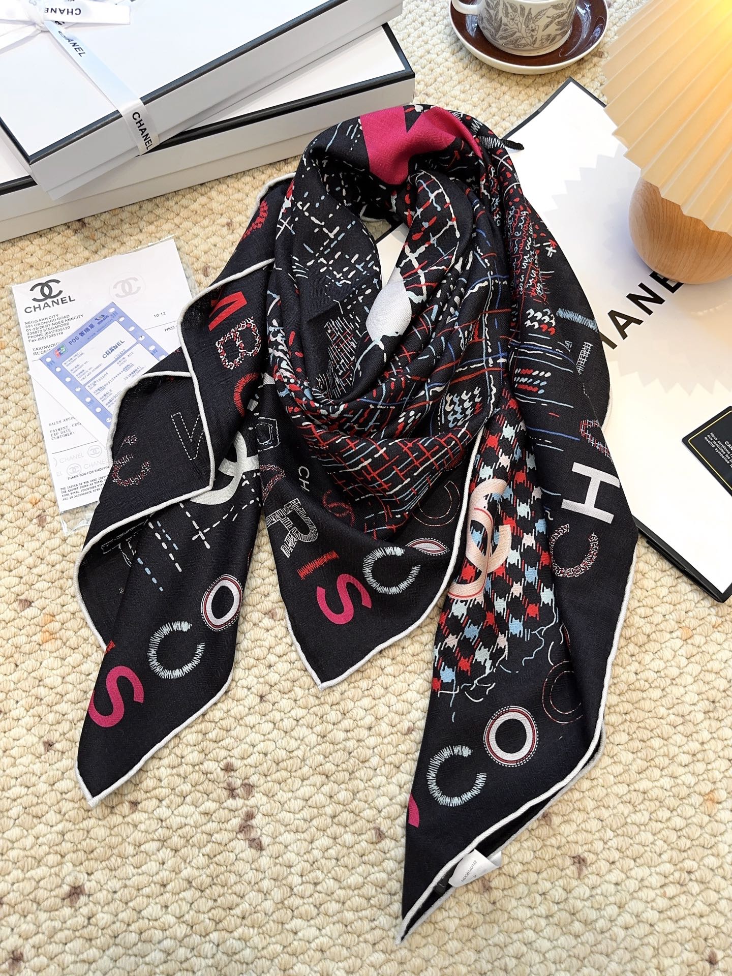 香奈儿上新❤️【Chanel】 经典茶花优雅Coco风，Chanel最新丝绒大方巾~气质到骨子里，香奶奶