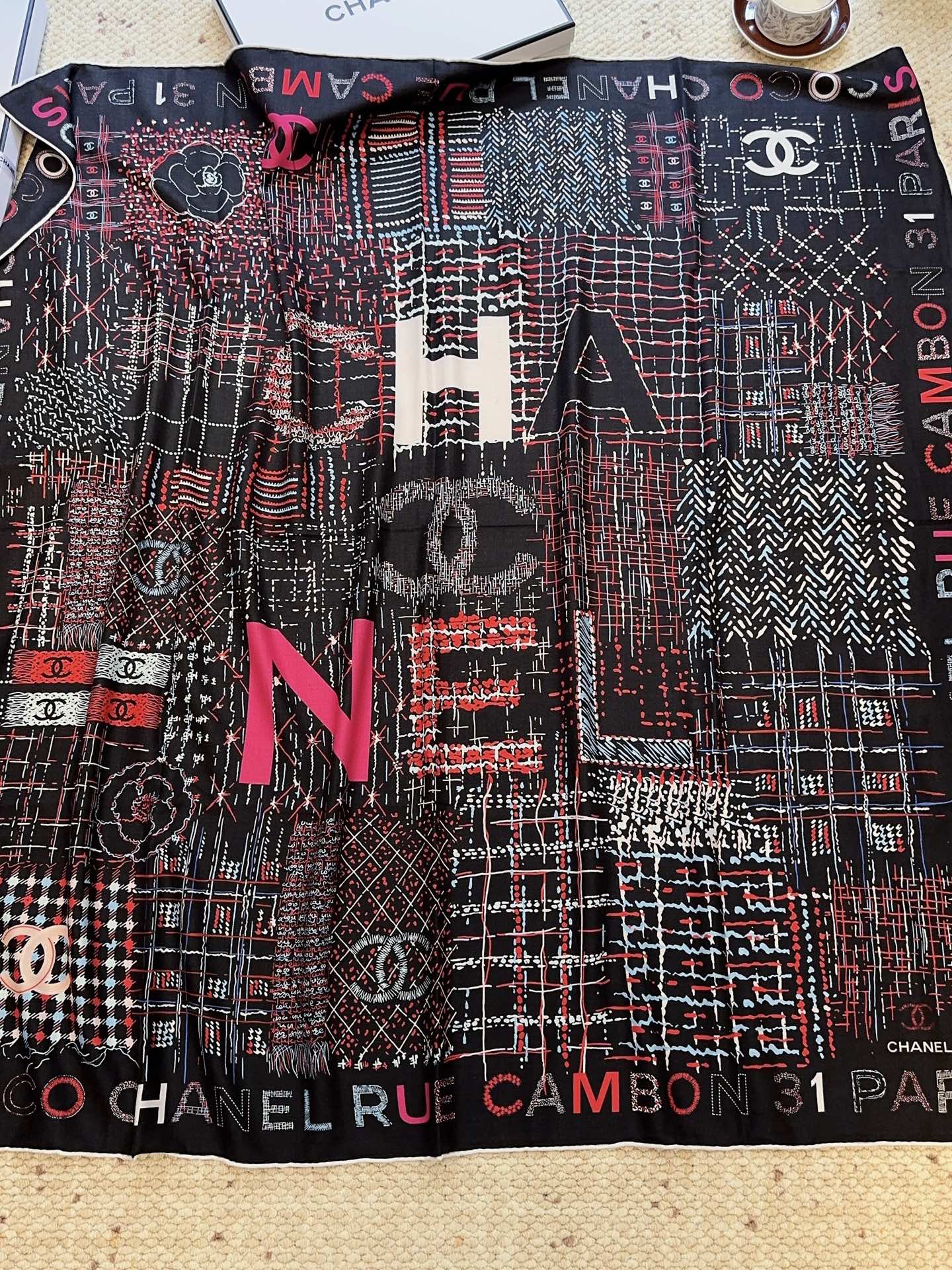 香奈儿上新❤️【Chanel】 经典茶花优雅Coco风，Chanel最新丝绒大方巾~气质到骨子里，香奶奶