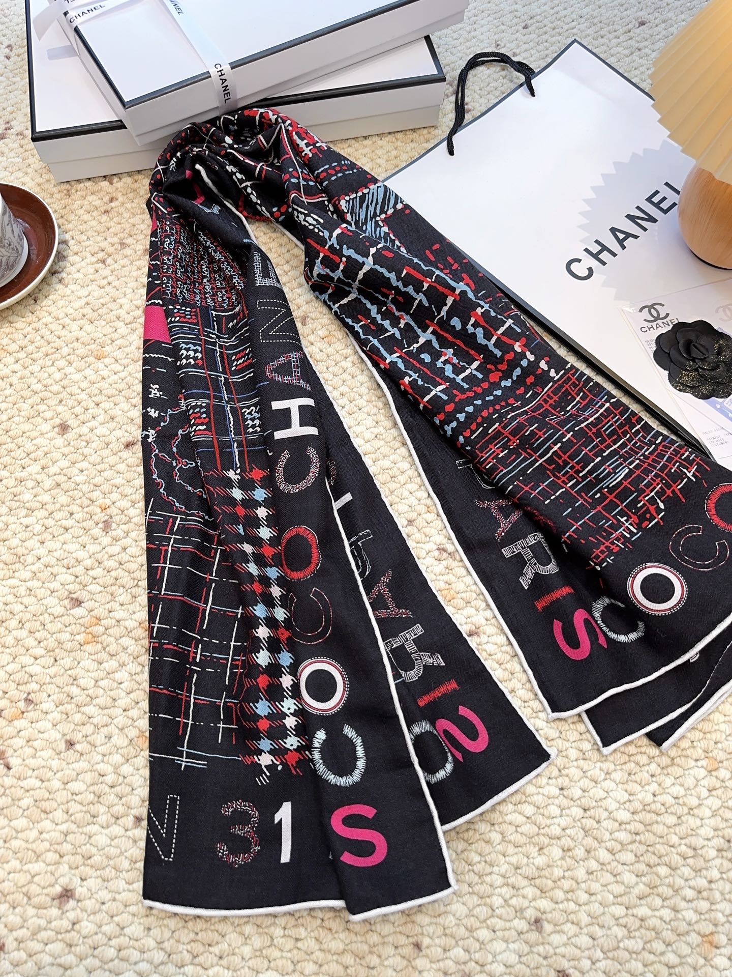 香奈儿上新❤️【Chanel】 经典茶花优雅Coco风，Chanel最新丝绒大方巾~气质到骨子里，香奶奶