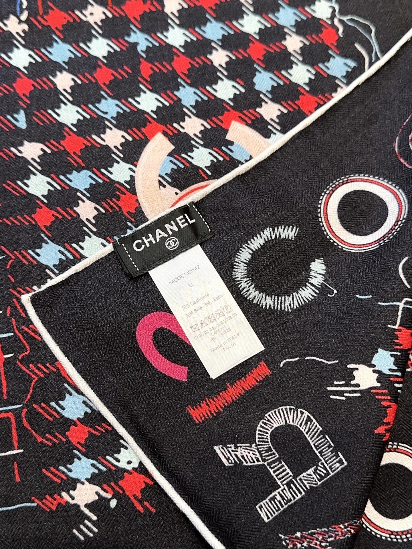 香奈儿上新❤️【Chanel】 经典茶花优雅Coco风，Chanel最新丝绒大方巾~气质到骨子里，香奶奶