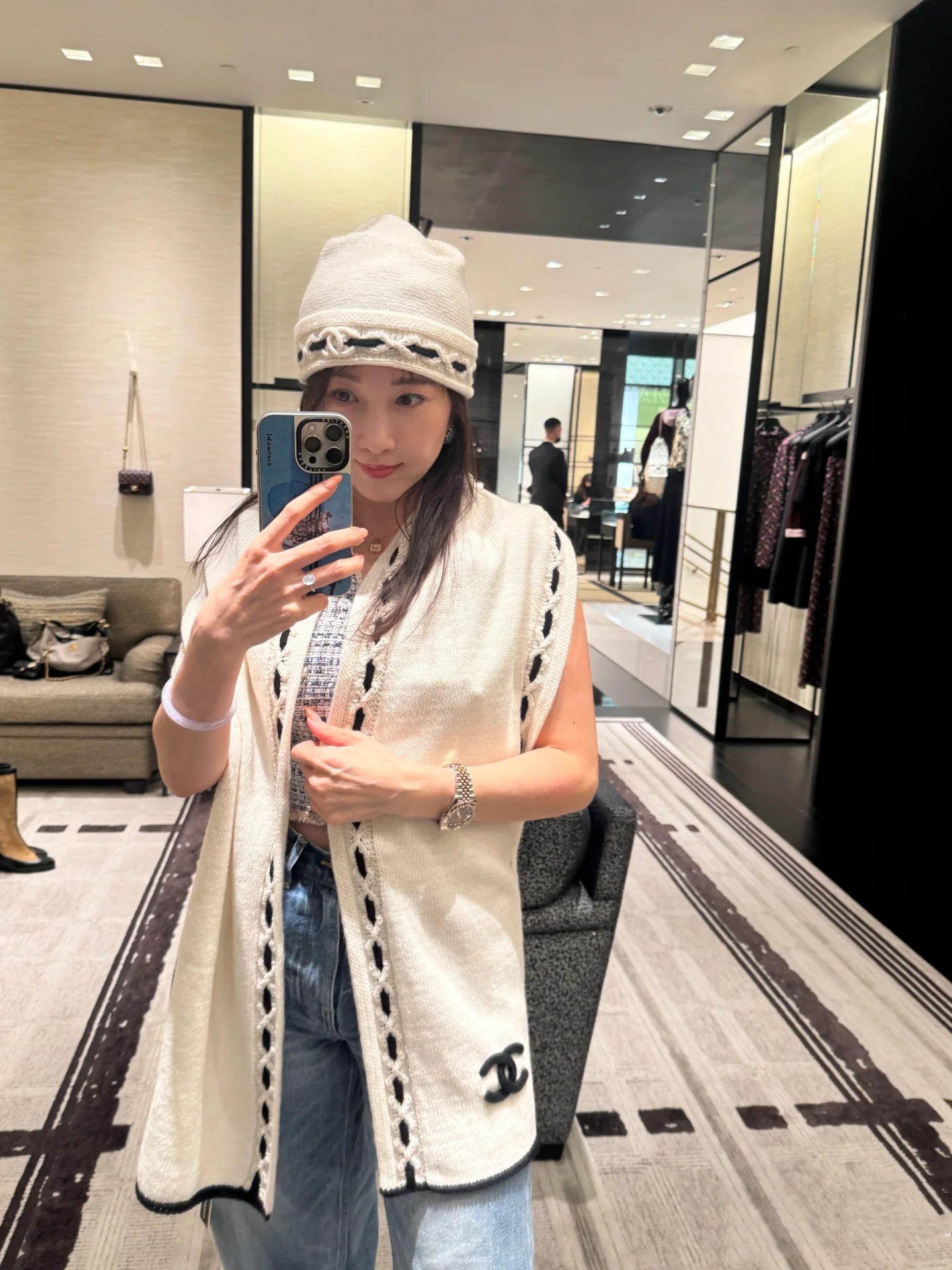 ￥415 围巾  帽子 可单选
上新！Chanel（香奈儿）拼色条纹围巾
选用羊毛混纺材质 7针拔花工艺