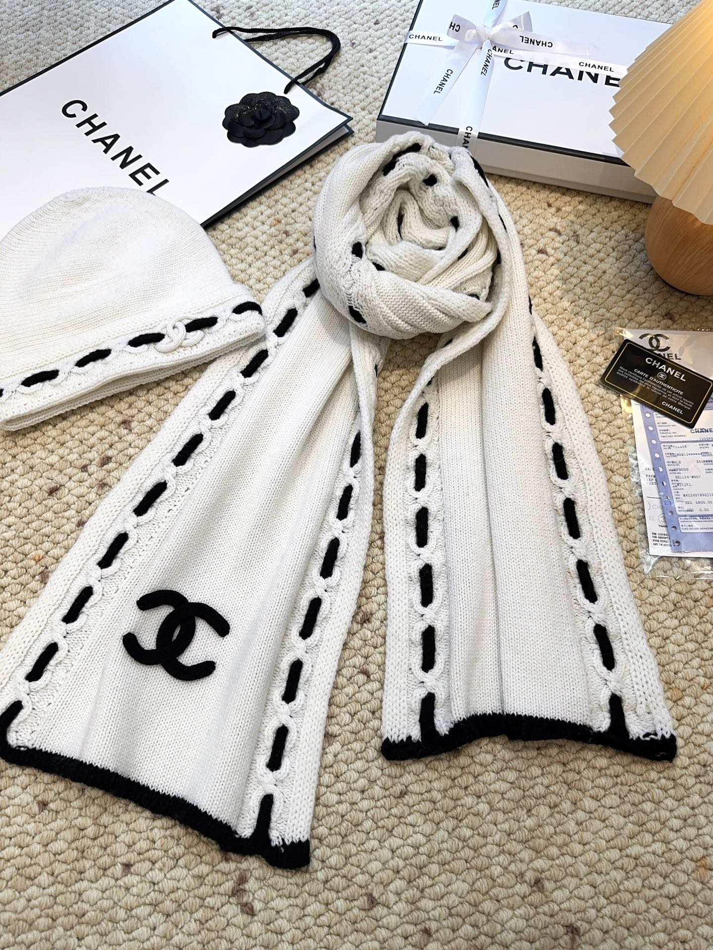 ￥415 围巾  帽子 可单选
上新！Chanel（香奈儿）拼色条纹围巾
选用羊毛混纺材质 7针拔花工艺