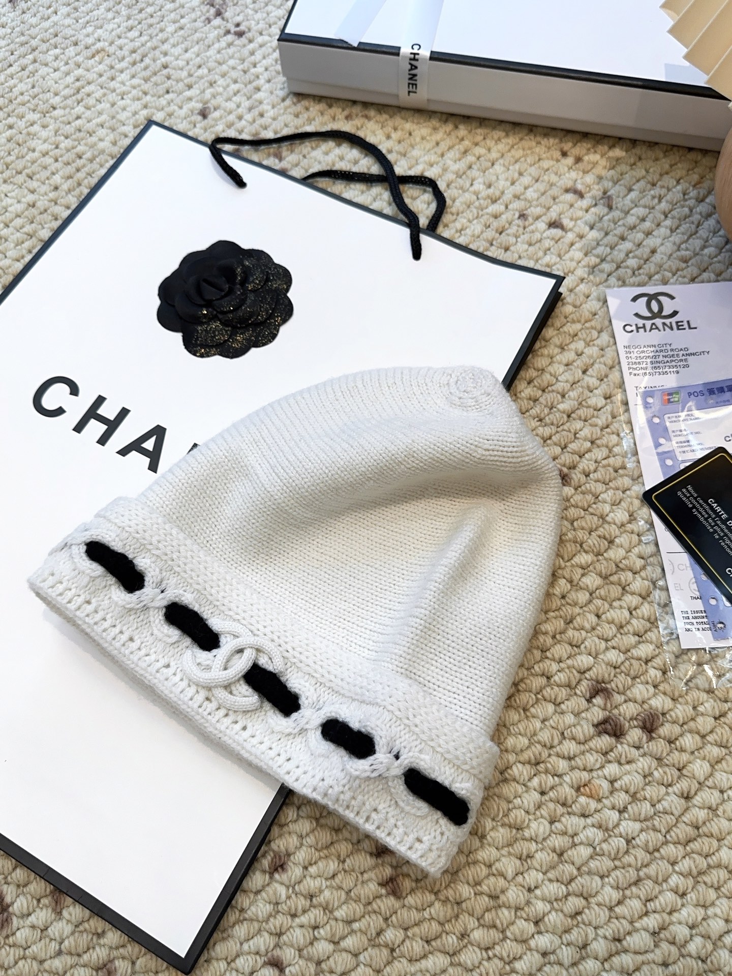 ￥415 围巾  帽子 可单选
上新！Chanel（香奈儿）拼色条纹围巾
选用羊毛混纺材质 7针拔花工艺