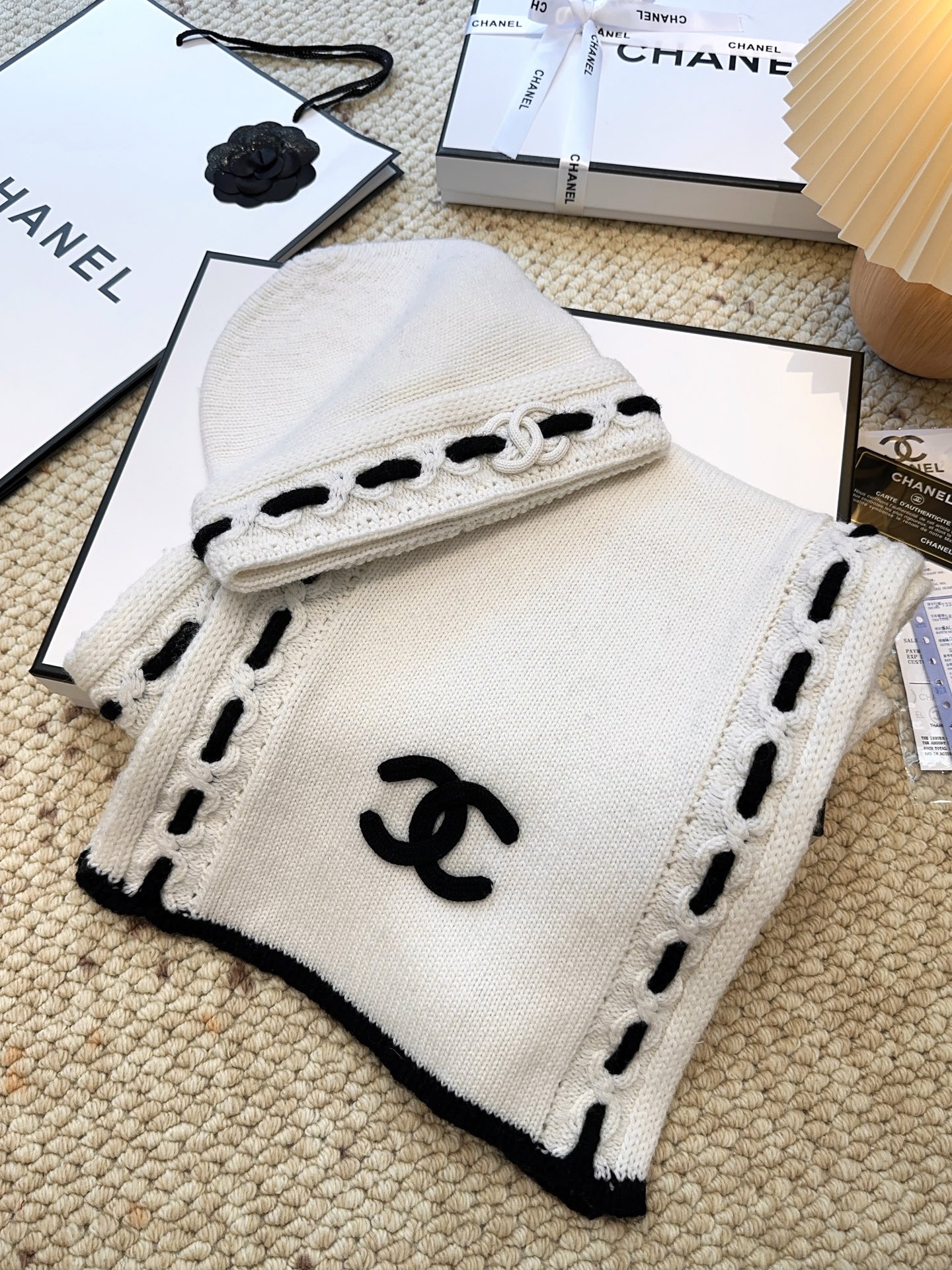 ￥415 围巾  帽子 可单选
上新！Chanel（香奈儿）拼色条纹围巾
选用羊毛混纺材质 7针拔花工艺