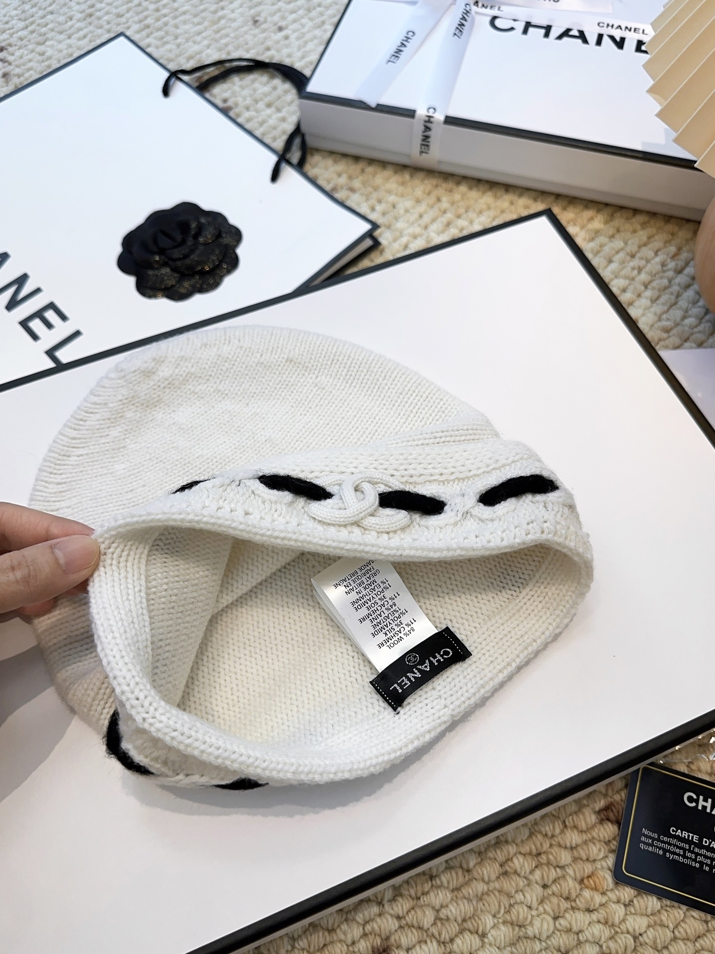 ￥415 围巾  帽子 可单选
上新！Chanel（香奈儿）拼色条纹围巾
选用羊毛混纺材质 7针拔花工艺