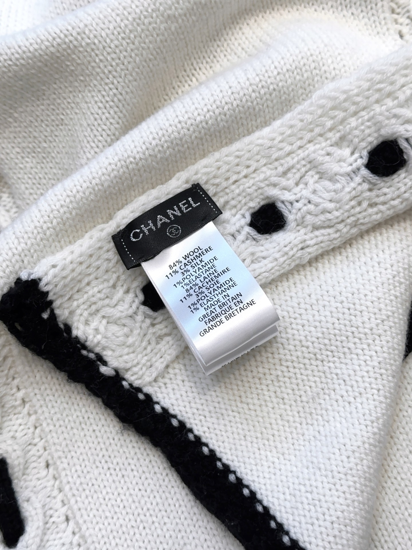 ￥415 围巾  帽子 可单选
上新！Chanel（香奈儿）拼色条纹围巾
选用羊毛混纺材质 7针拔花工艺