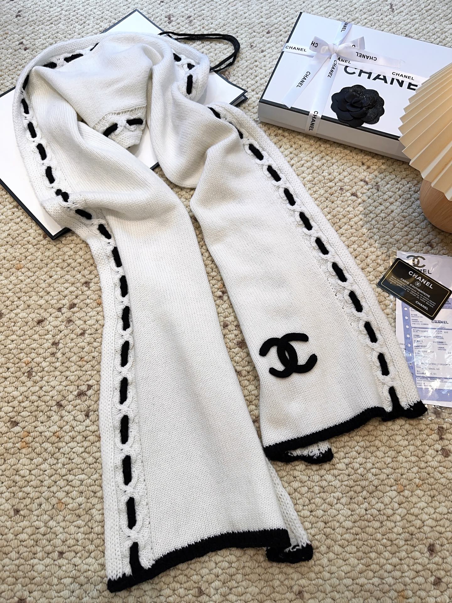 ￥415 围巾  帽子 可单选
上新！Chanel（香奈儿）拼色条纹围巾
选用羊毛混纺材质 7针拔花工艺