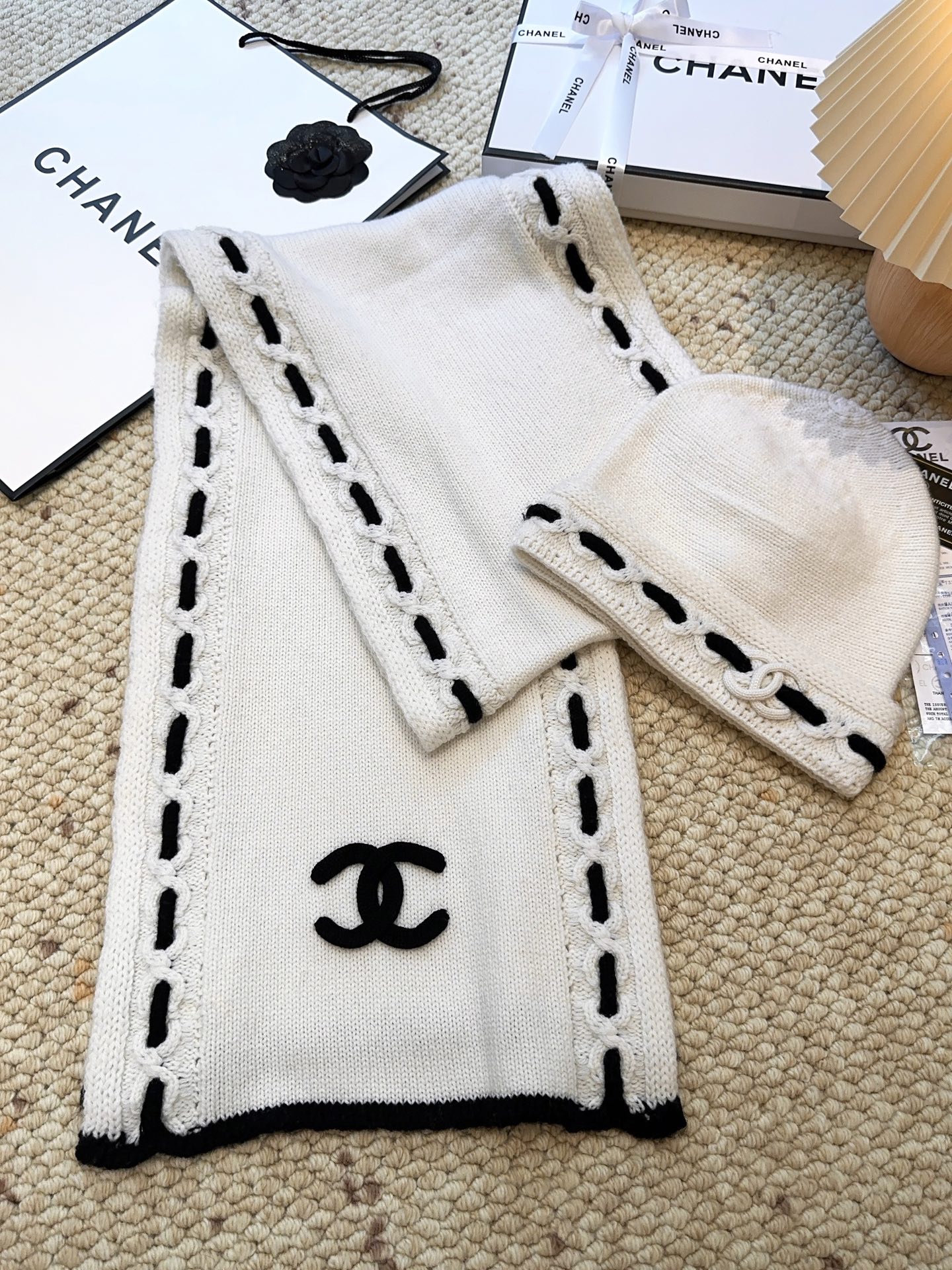 ￥415 围巾  帽子 可单选
上新！Chanel（香奈儿）拼色条纹围巾
选用羊毛混纺材质 7针拔花工艺