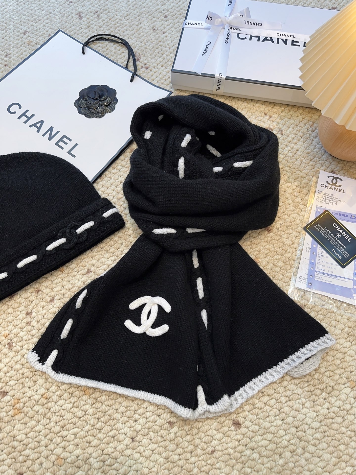￥415 围巾  帽子 可单选
上新！Chanel（香奈儿）拼色条纹围巾
选用羊毛混纺材质 7针拔花工艺