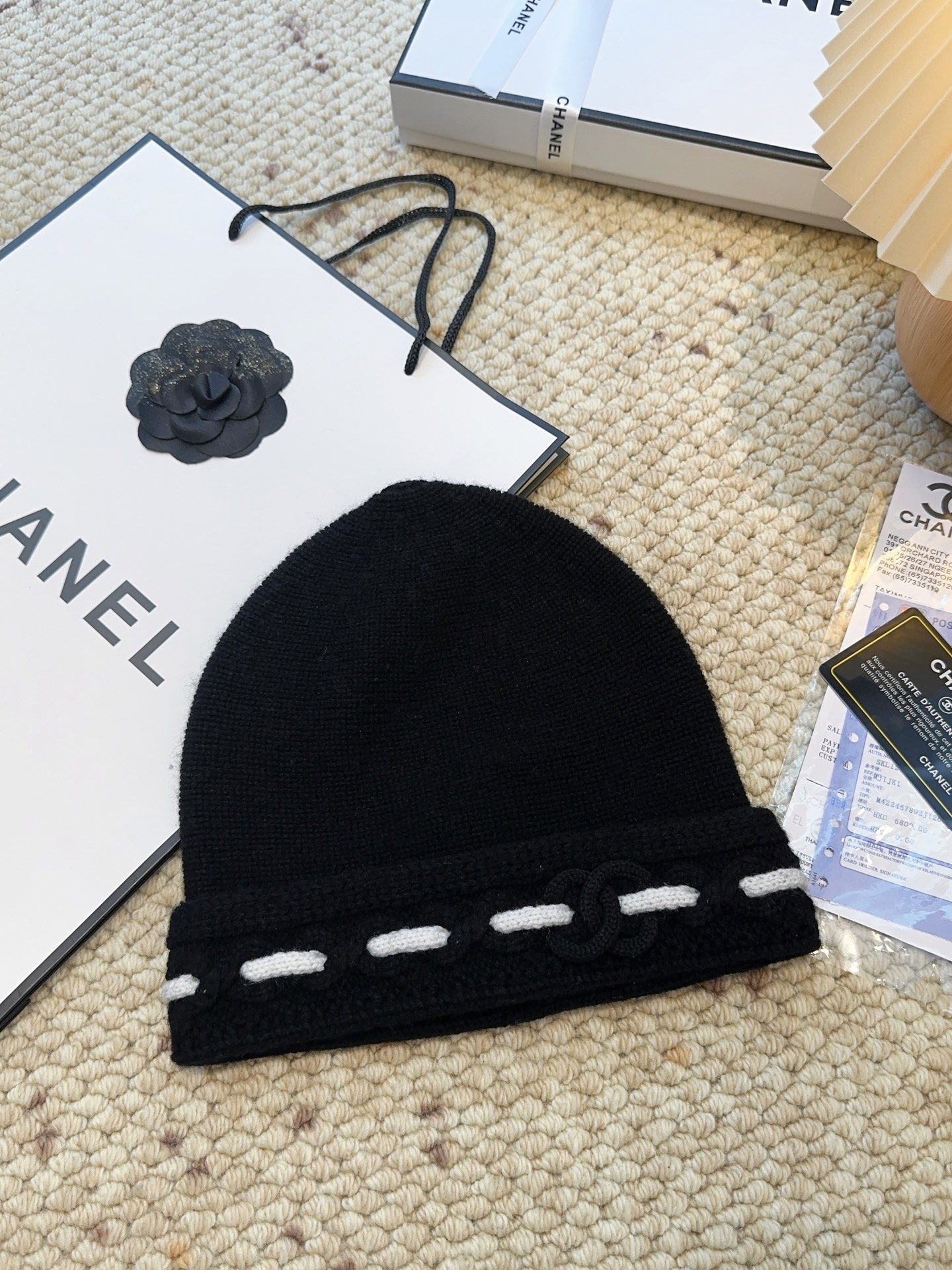 ￥415 围巾  帽子 可单选
上新！Chanel（香奈儿）拼色条纹围巾
选用羊毛混纺材质 7针拔花工艺