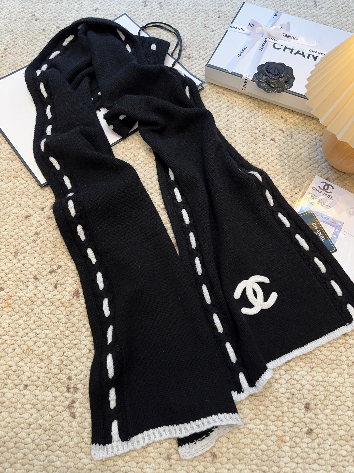 ￥415 围巾  帽子 可单选
上新！Chanel（香奈儿）拼色条纹围巾
选用羊毛混纺材质 7针拔花工艺