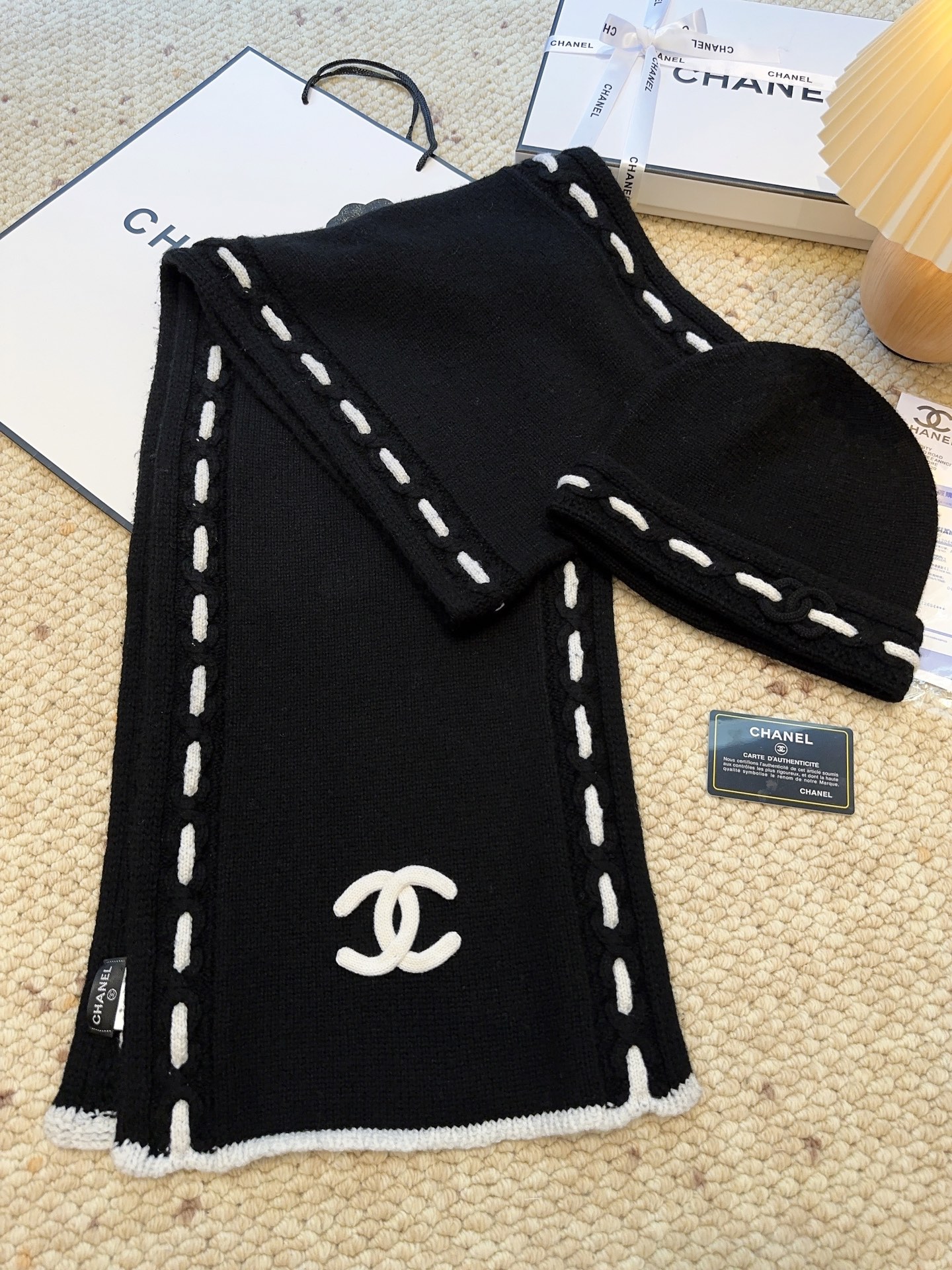 ￥415 围巾  帽子 可单选
上新！Chanel（香奈儿）拼色条纹围巾
选用羊毛混纺材质 7针拔花工艺