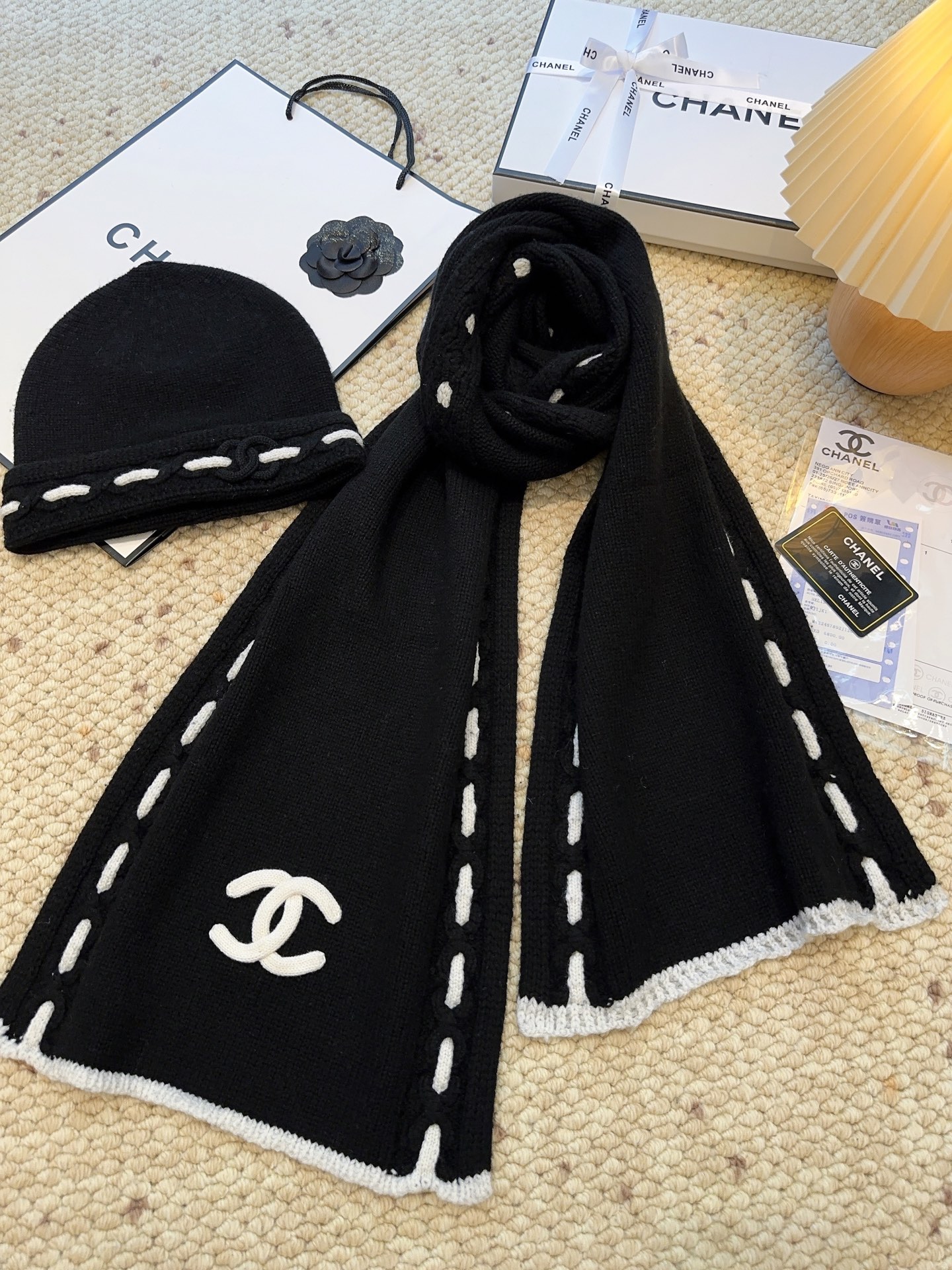 ￥415 围巾  帽子 可单选
上新！Chanel（香奈儿）拼色条纹围巾
选用羊毛混纺材质 7针拔花工艺