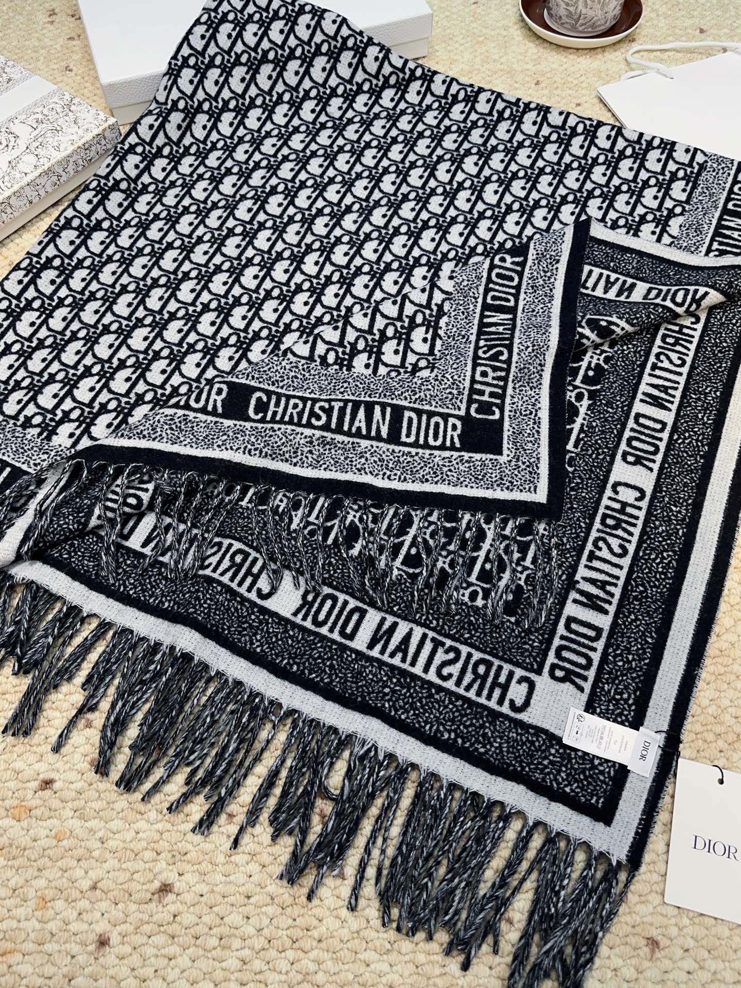 ✔️【顶级版本】DIOR 迪奥CD提花logo印花大方巾围巾披肩毛毯三用，这款围巾超级大，尺寸达到140