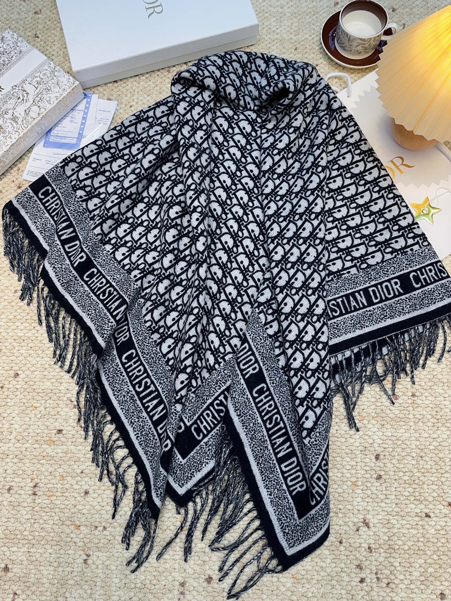 ✔️【顶级版本】DIOR 迪奥CD提花logo印花大方巾围巾披肩毛毯三用，这款围巾超级大，尺寸达到140