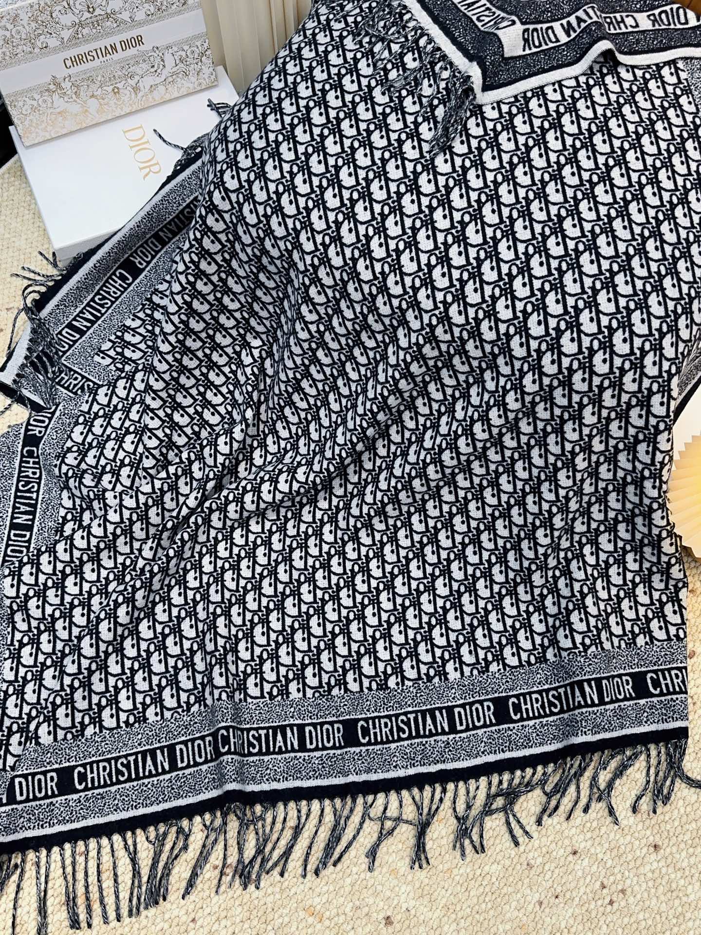 ✔️【顶级版本】DIOR 迪奥CD提花logo印花大方巾围巾披肩毛毯三用，这款围巾超级大，尺寸达到140