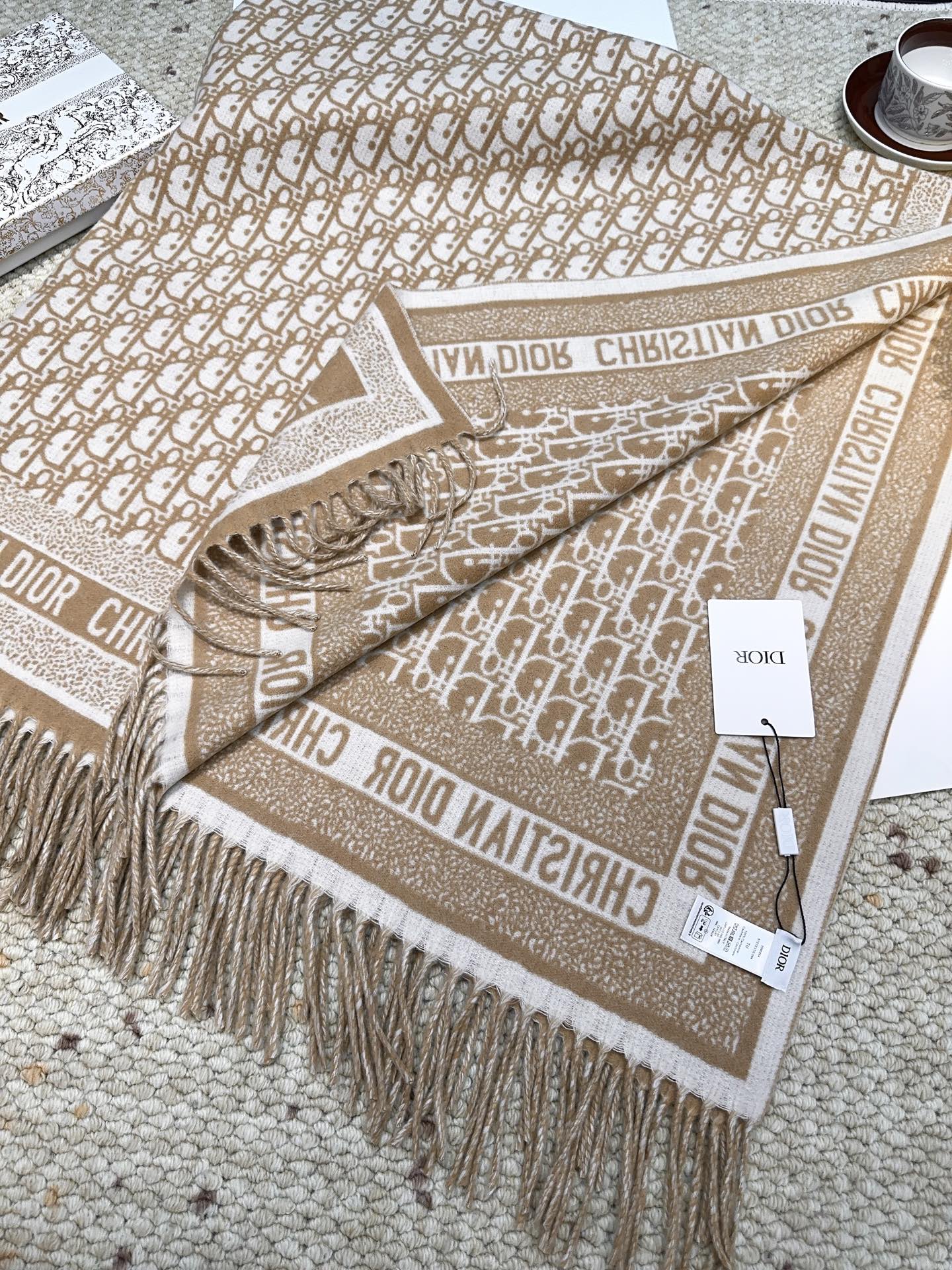 ✔️【顶级版本】DIOR 迪奥CD提花logo印花大方巾围巾披肩毛毯三用，这款围巾超级大，尺寸达到140