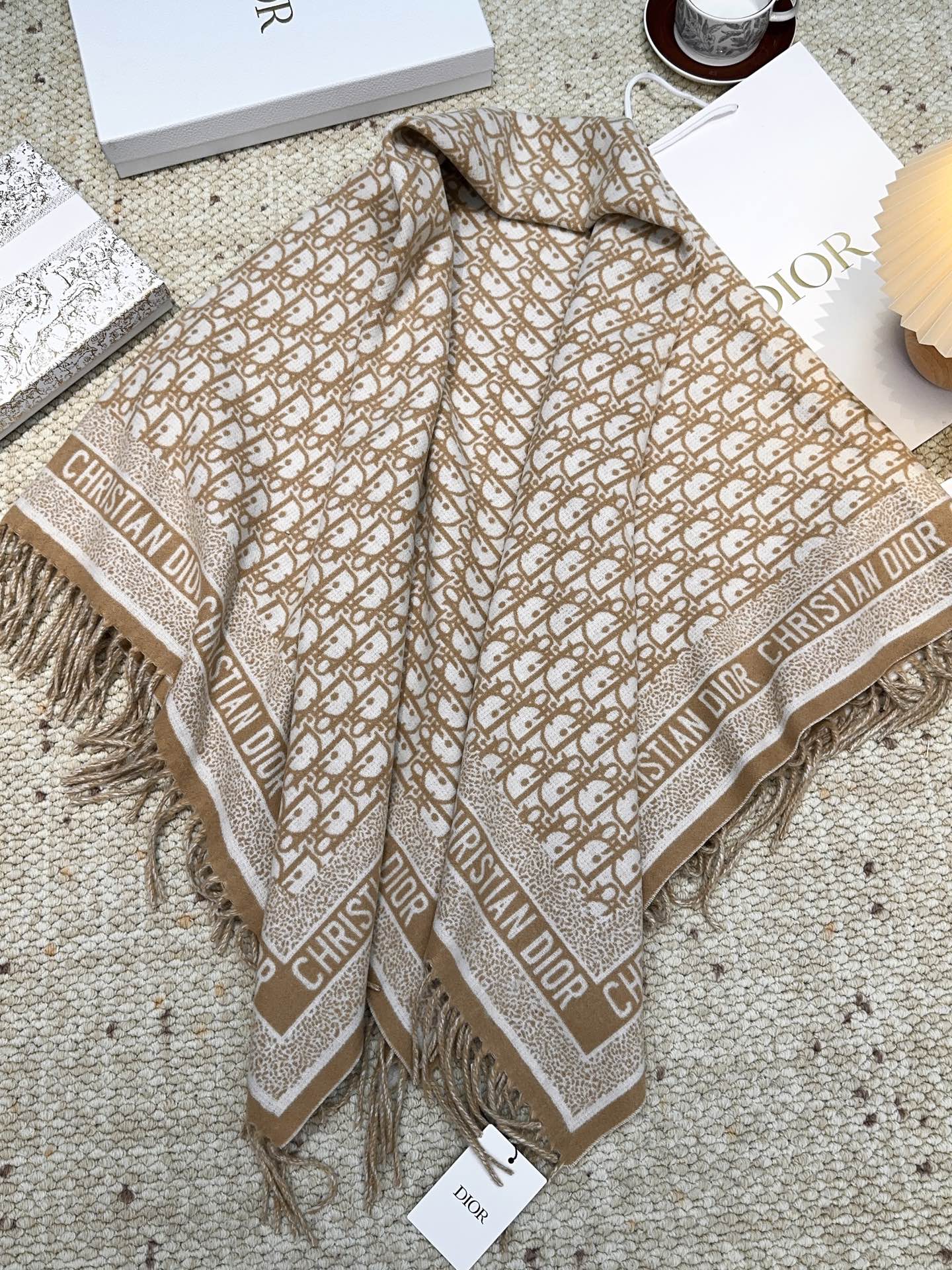 ✔️【顶级版本】DIOR 迪奥CD提花logo印花大方巾围巾披肩毛毯三用，这款围巾超级大，尺寸达到140