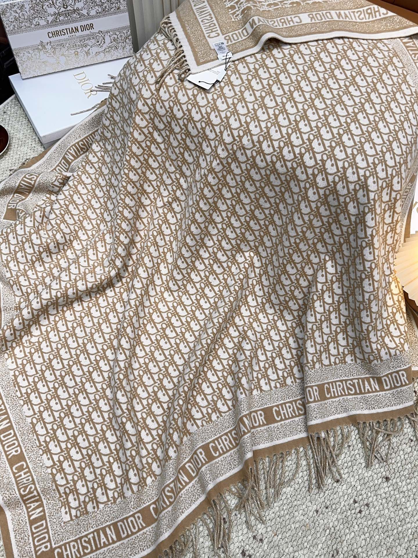 ✔️【顶级版本】DIOR 迪奥CD提花logo印花大方巾围巾披肩毛毯三用，这款围巾超级大，尺寸达到140