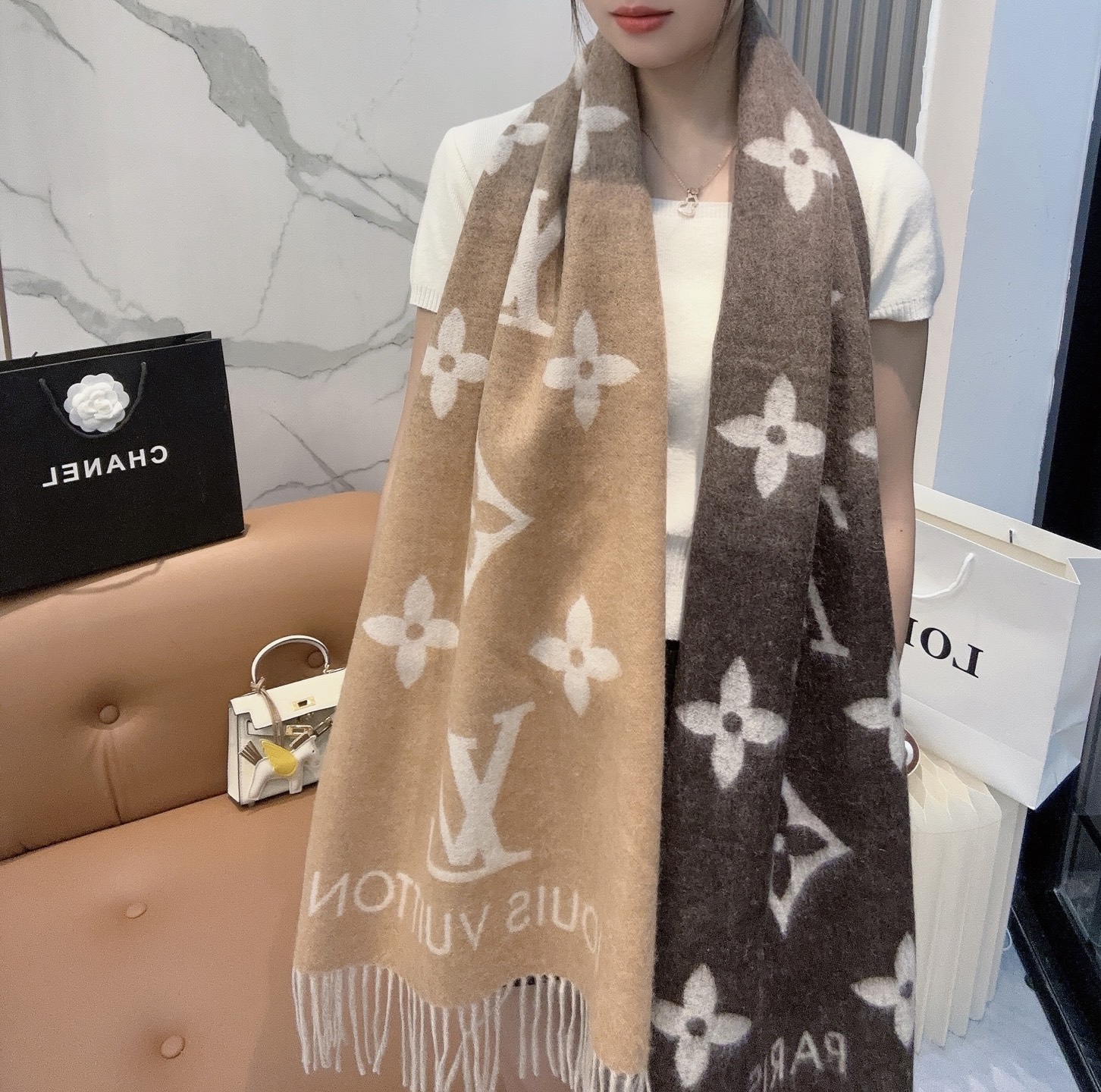 P140✔️【KAKi渐变】销冠推荐，现货发售👍对比下市面上的版本，真的不用diss~国内第一批出货的流弊款~实力不容小觑👍这个款我们无心炒作只想好好的把控品质一直不声不响，默默开发。其实在这个款刚出来还没太多人知道的时候我们就已经买版在开发了(很多后知后觉的工厂等火了再买版，版都根本没买到，就对着图片做…)，所以这个款姐妹们一定要认准我们品质‼️我们光是开发就耗时数月，为的就是保证品质，不要小看这条围巾，里面的配色和工艺难度非常高。颜色深了浅了都不对，所以调试了很久终于一模一样‼️时下最最流行的莫兰迪配色~美绝了的渐变系列。任何女人看到她都会希望拥有吧，配色太美好了‼️这批数量有限，希望你们都有机会最先拥有这份幸运‼️尺寸:45*190cm(含须长)羊绒渐变披肩。