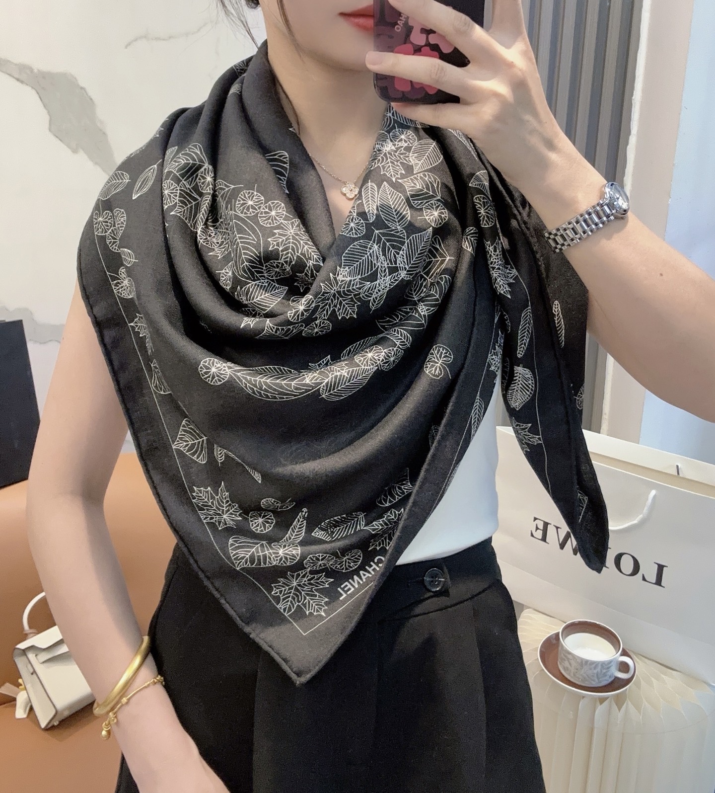 香奈儿上新❤️【Chanel】 经典茶花优雅Coco风，Chanel最新丝绒大方巾~气质到骨子里，香奶奶