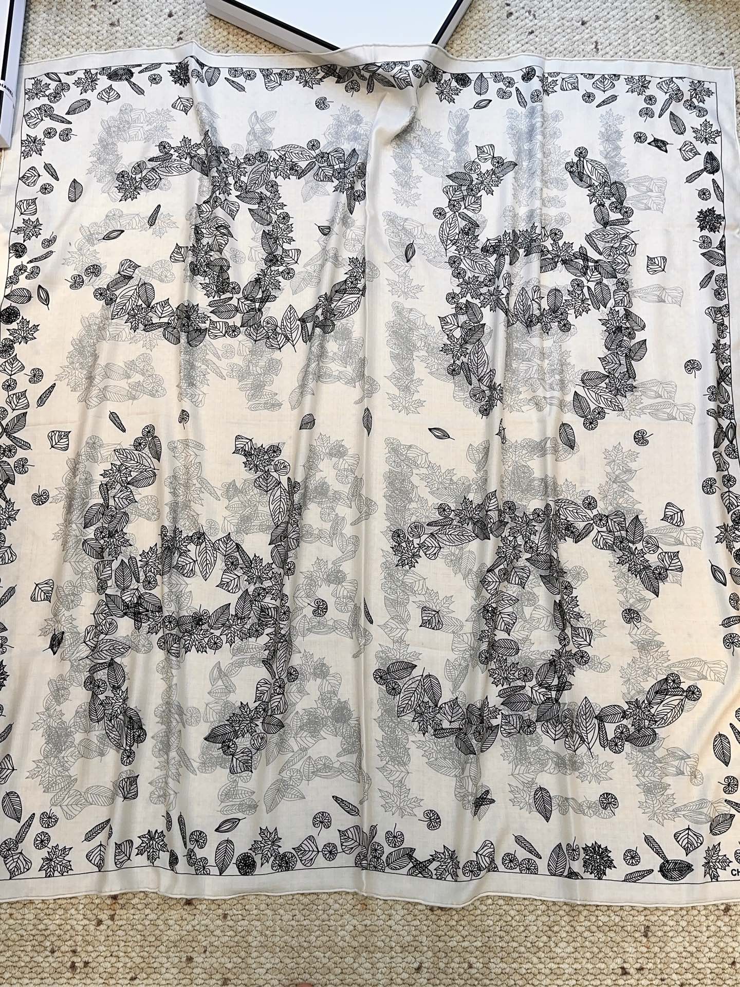 香奈儿上新❤️【Chanel】 经典茶花优雅Coco风,Chanel最新丝绒大方巾~气质到骨子里,香奶奶