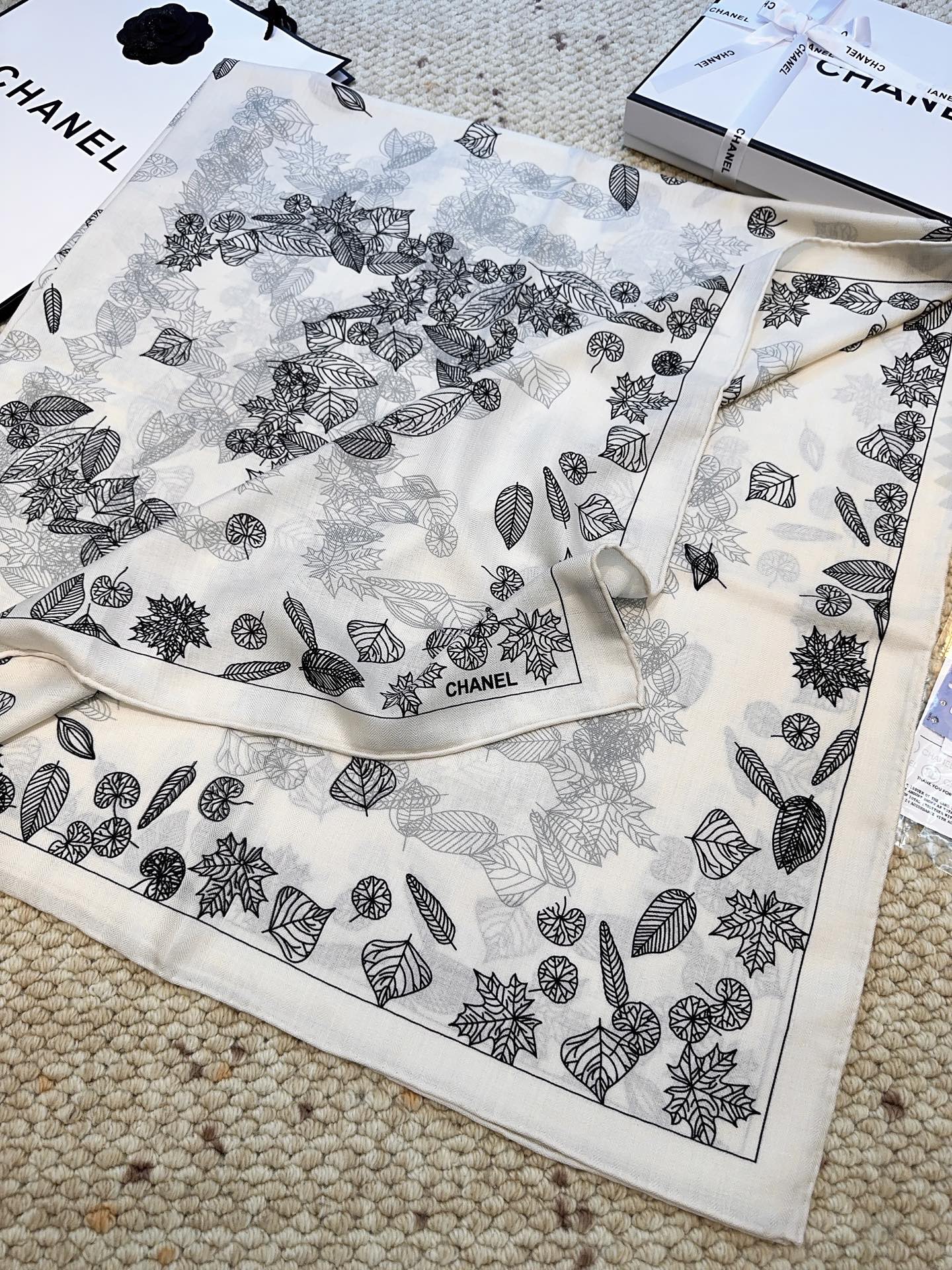 香奈儿上新❤️【Chanel】 经典茶花优雅Coco风,Chanel最新丝绒大方巾~气质到骨子里,香奶奶