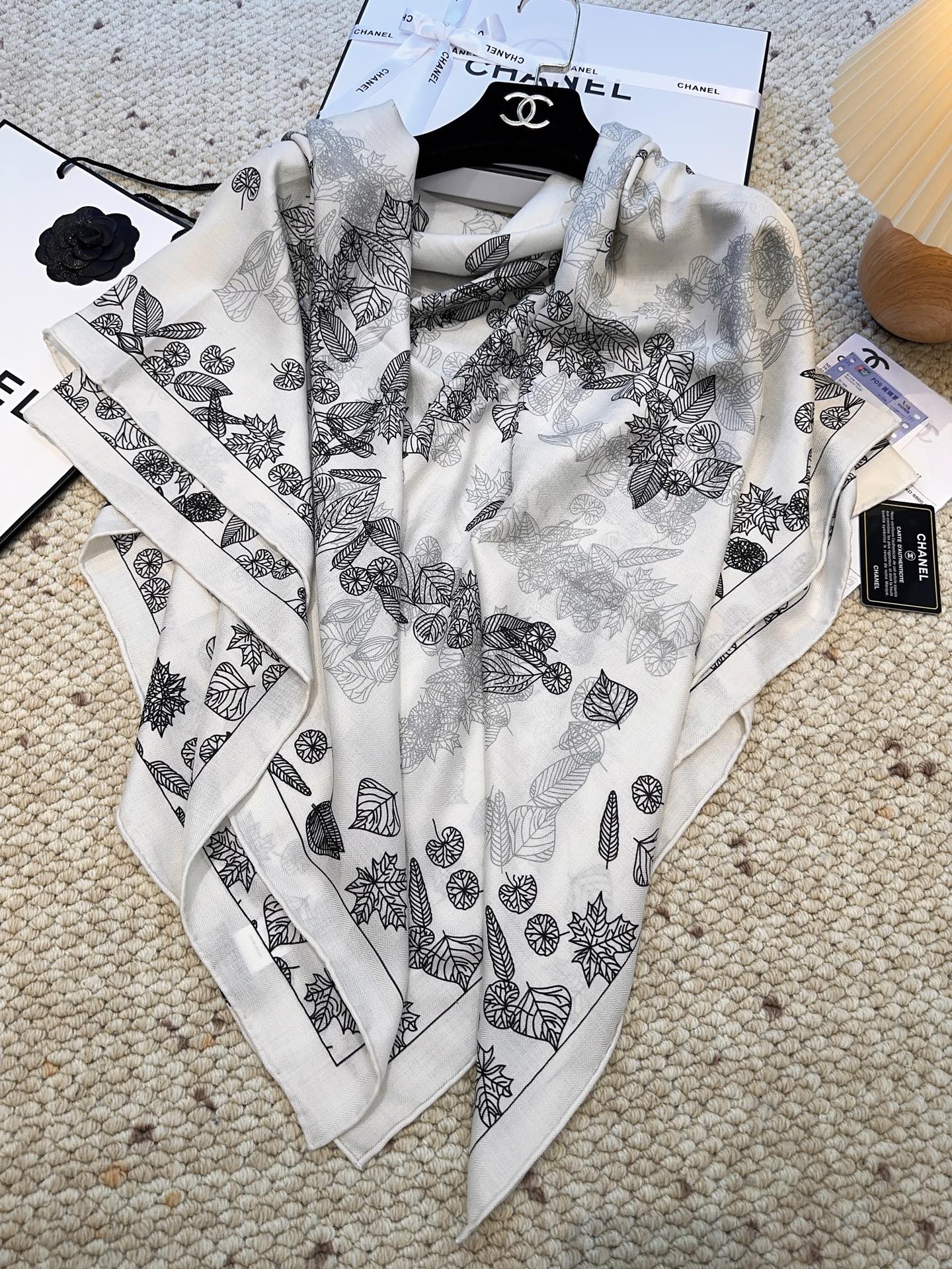 香奈儿上新❤️【Chanel】 经典茶花优雅Coco风,Chanel最新丝绒大方巾~气质到骨子里,香奶奶