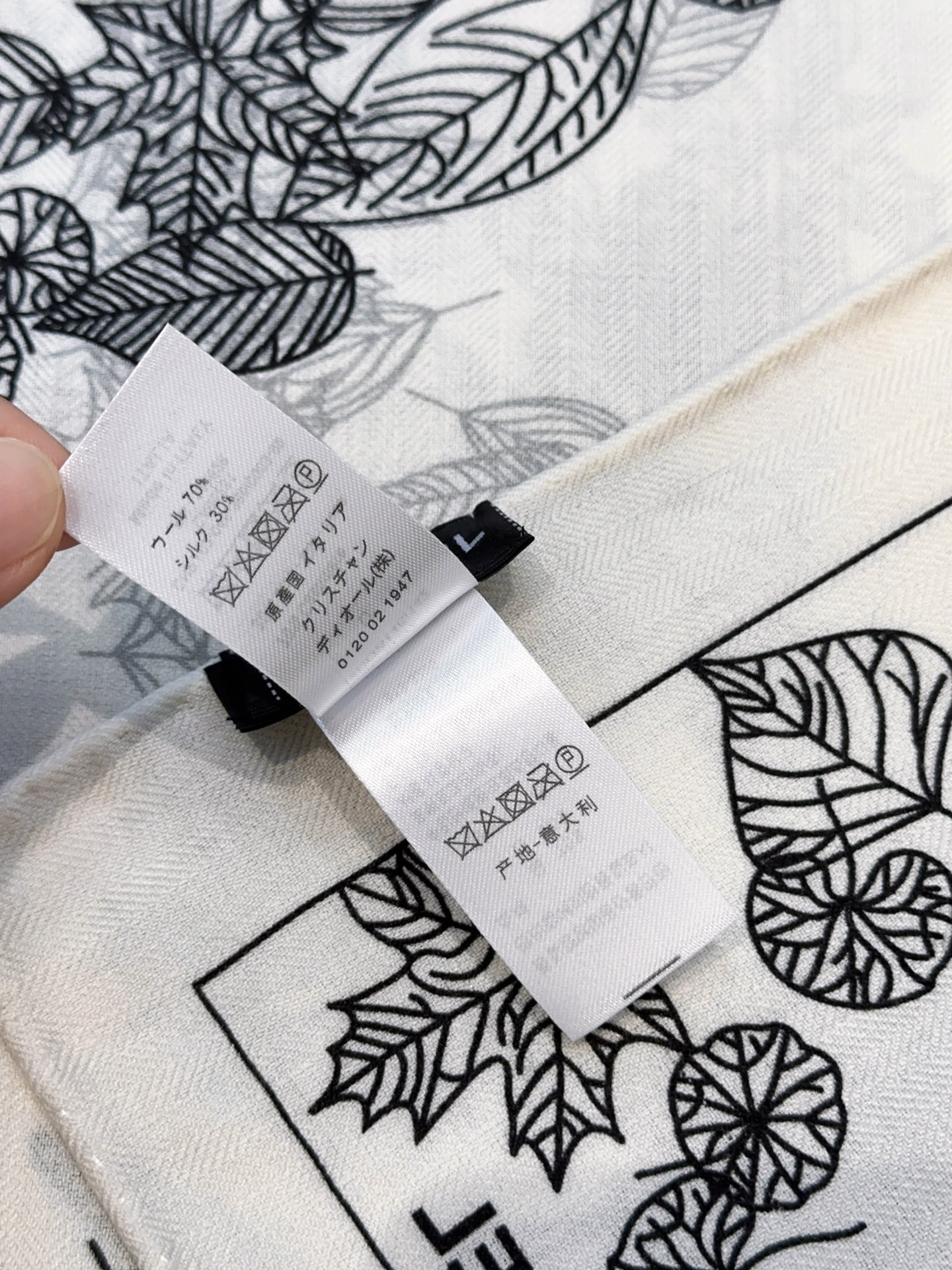 香奈儿上新❤️【Chanel】 经典茶花优雅Coco风,Chanel最新丝绒大方巾~气质到骨子里,香奶奶