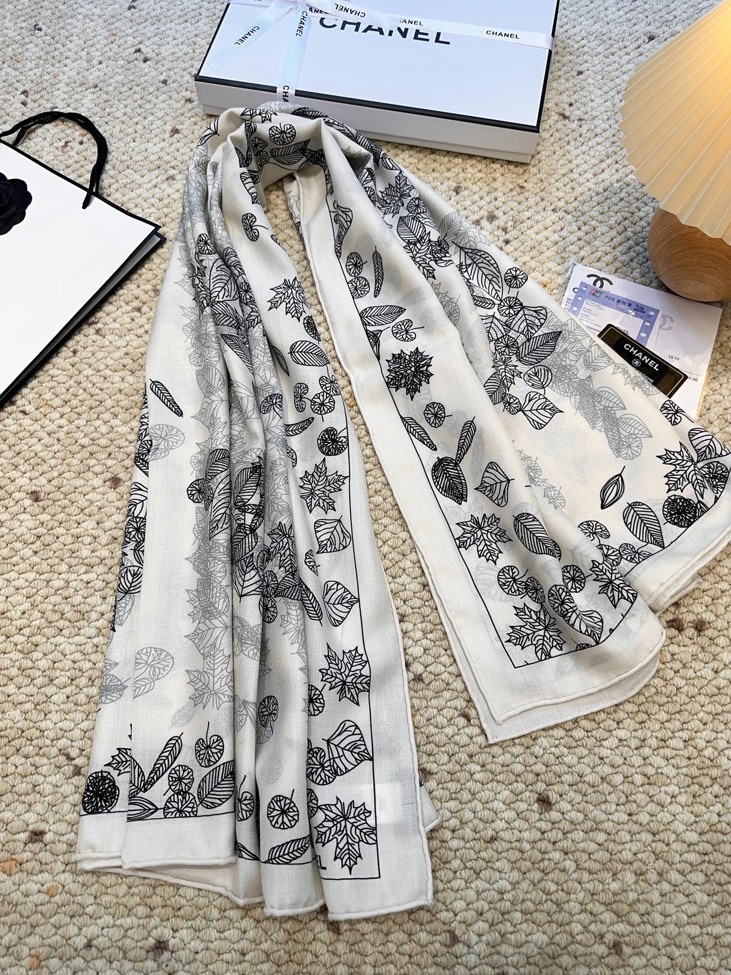 香奈儿上新❤️【Chanel】 经典茶花优雅Coco风,Chanel最新丝绒大方巾~气质到骨子里,香奶奶