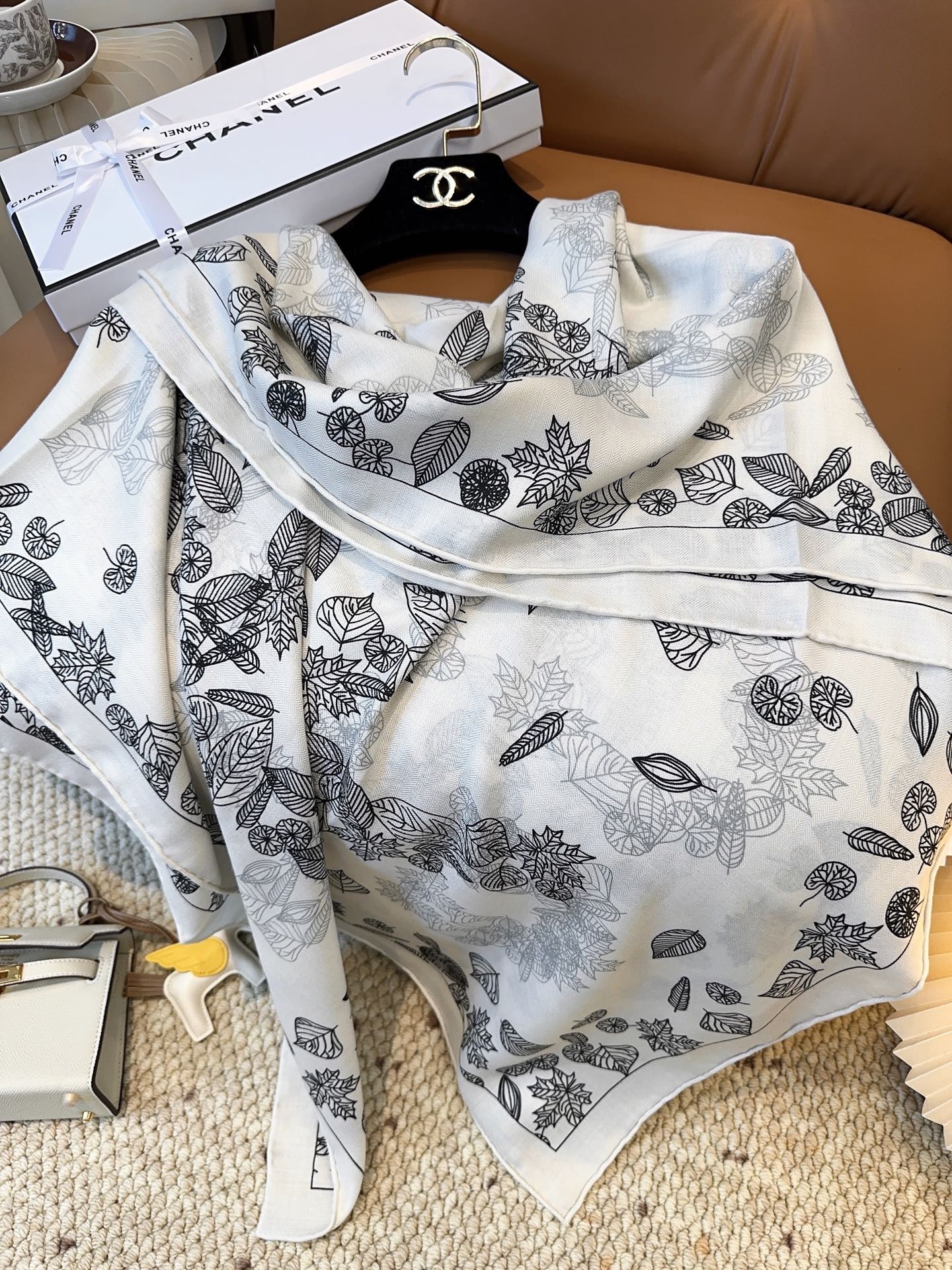 香奈儿上新❤️【Chanel】 经典茶花优雅Coco风,Chanel最新丝绒大方巾~气质到骨子里,香奶奶