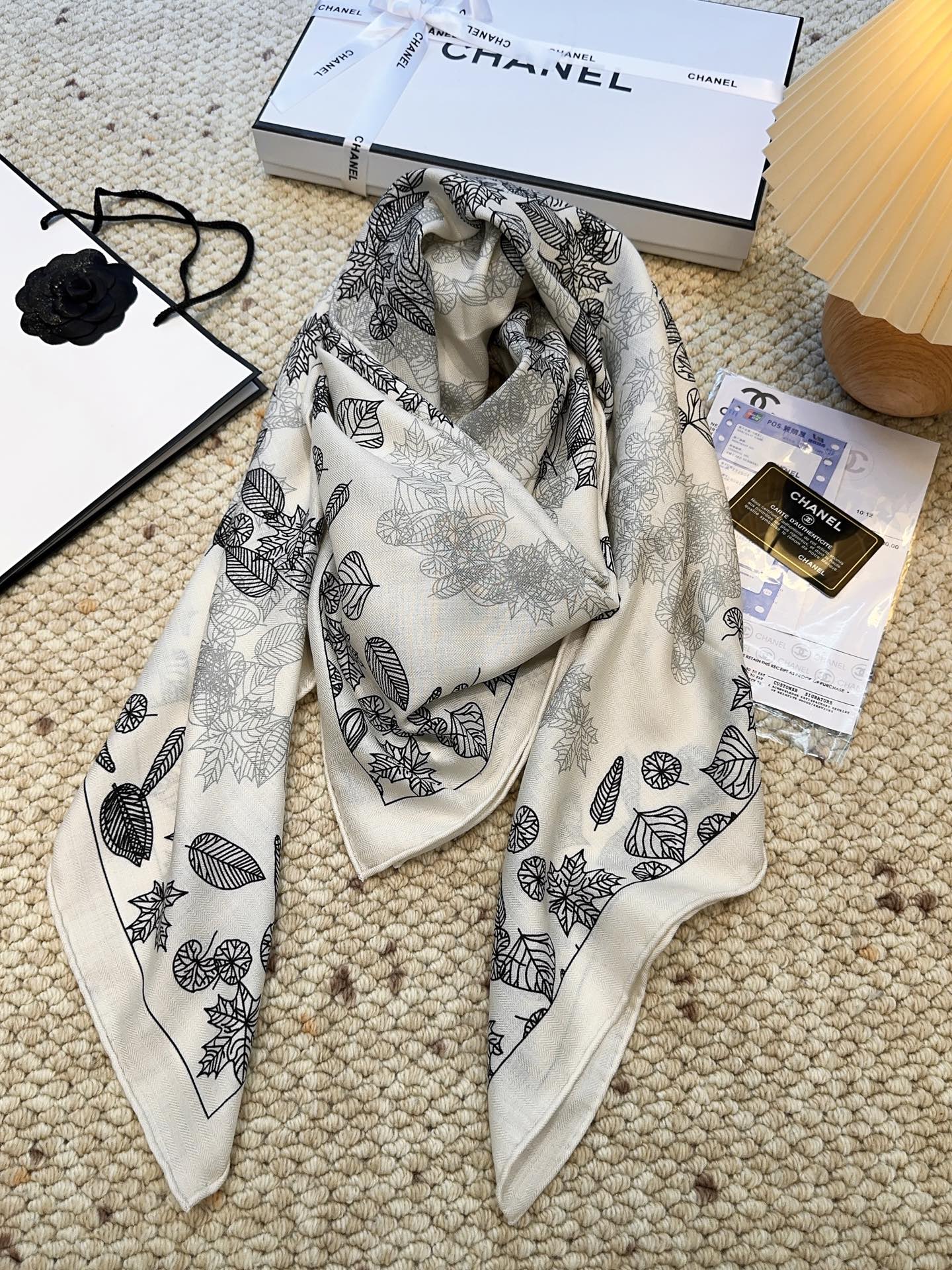 香奈儿上新❤️【Chanel】 经典茶花优雅Coco风,Chanel最新丝绒大方巾~气质到骨子里,香奶奶